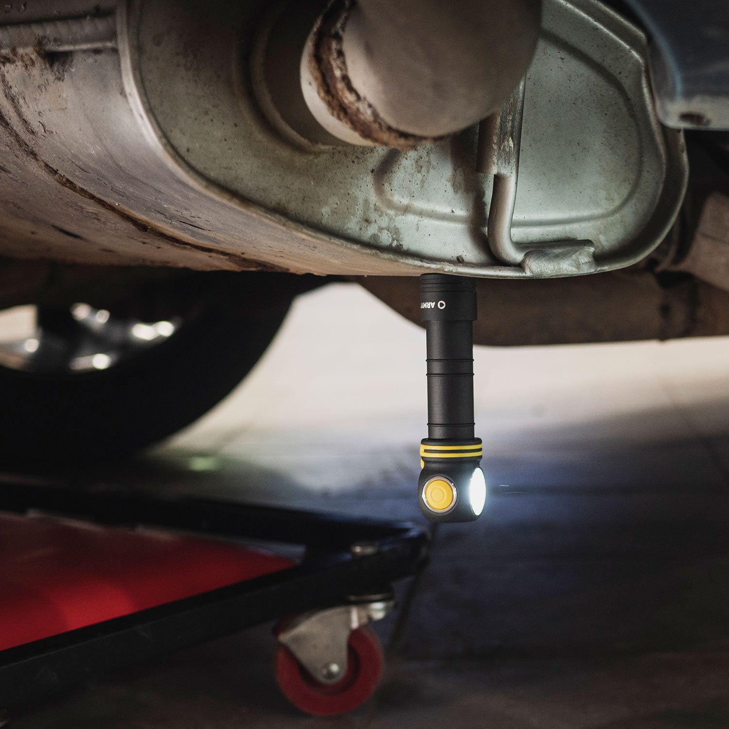 Armytek Elf C2 18650 – LED Stirnlampe mit USB-C Ladefunktion in 2 Lichtfarben – Detailansicht