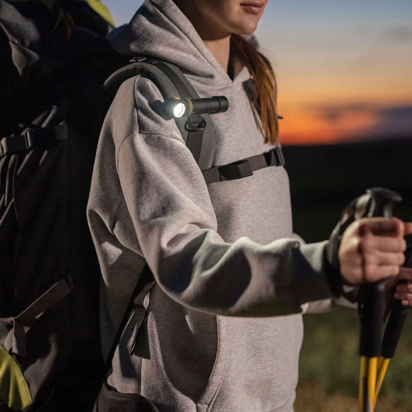 Armytek Elf C2 Max – 4-in-1 Winkellampe – Beim Outdoor-Einsatz