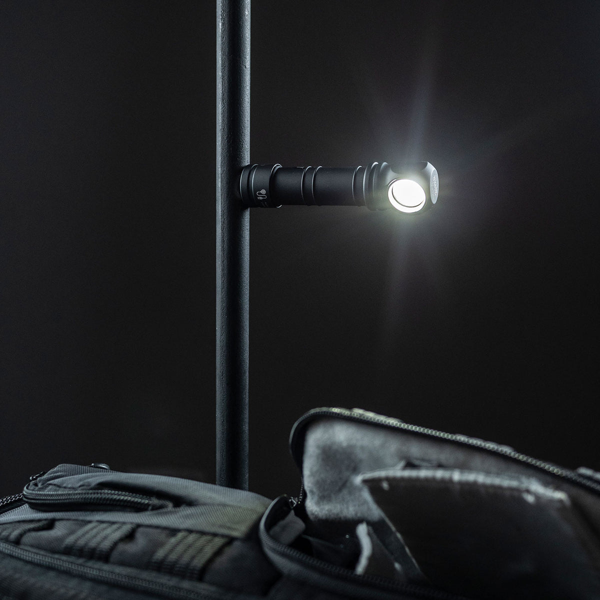 Armytek Wizard C2 Pro Max 21700 - LED Stirnlampe mit Magnet Ladefunktion in 2 Lichtfarben – Detailansicht