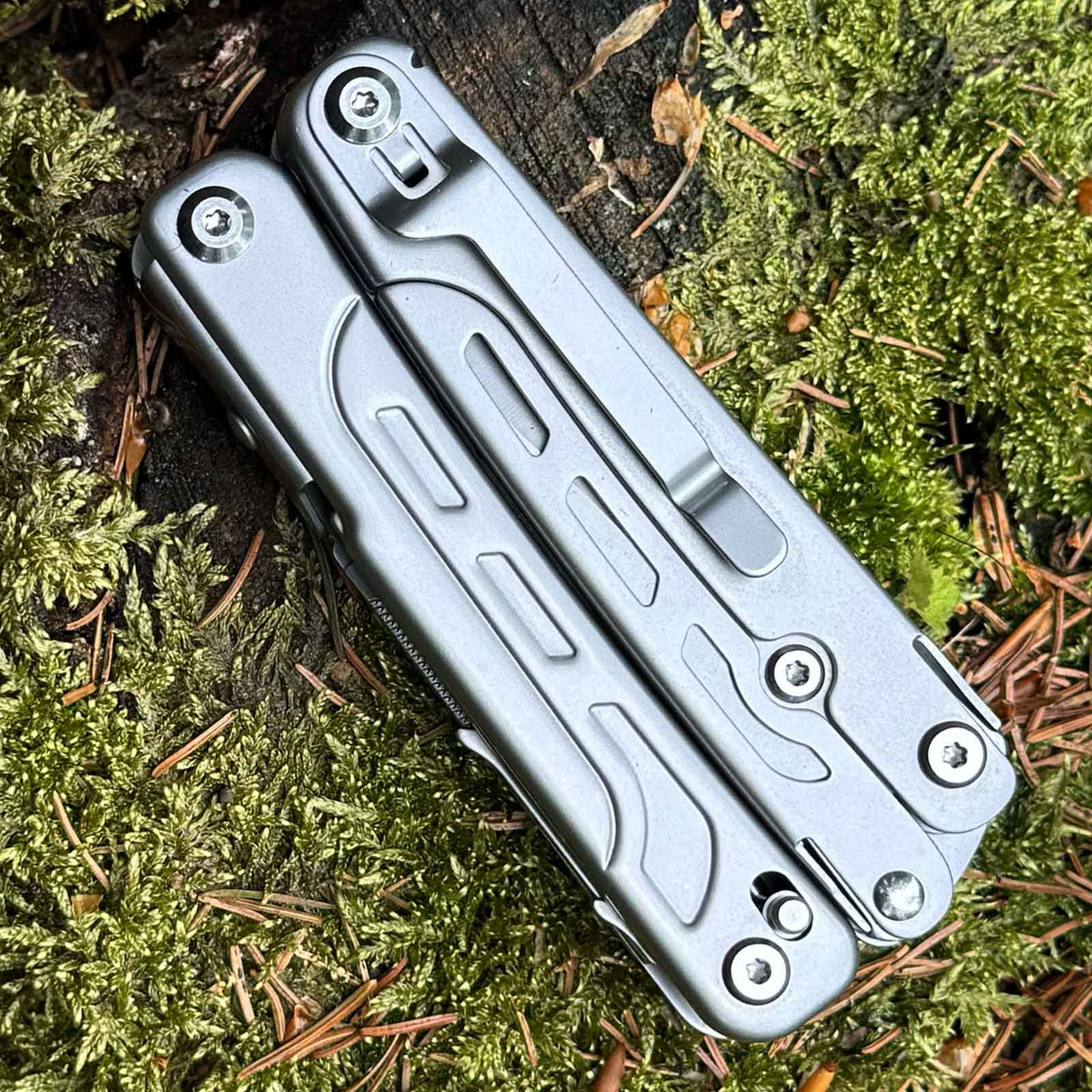 BlackFox Fortitude – Multitool aus Edelstahl mit 16 Funktionen und Nylonetui – Blackfox fortitude multitool geschlossen
