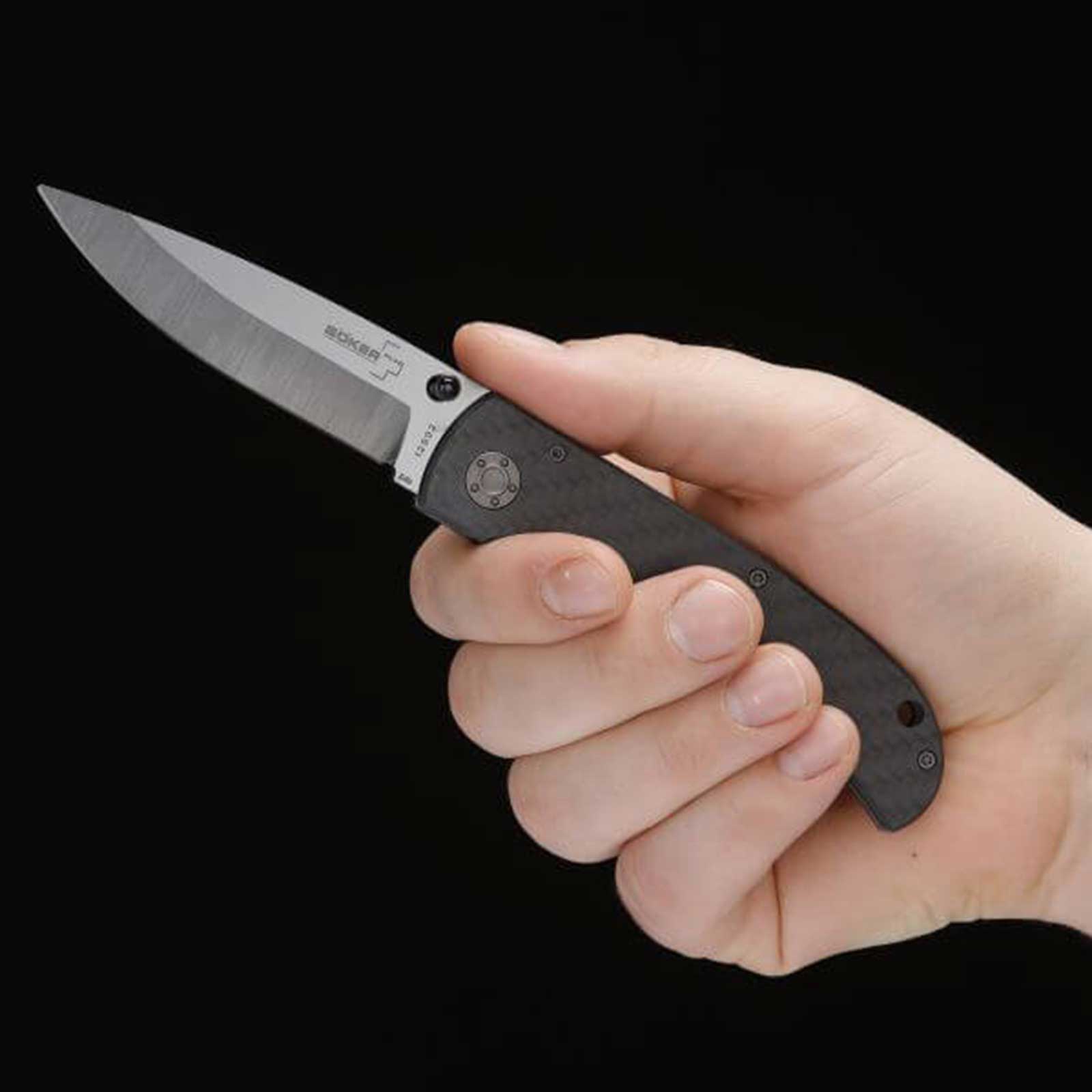 Böker Plus Anti-Grav – Taschenmesser mit Keramikklinge und Carbongriff – Größenvergleich in der Hand