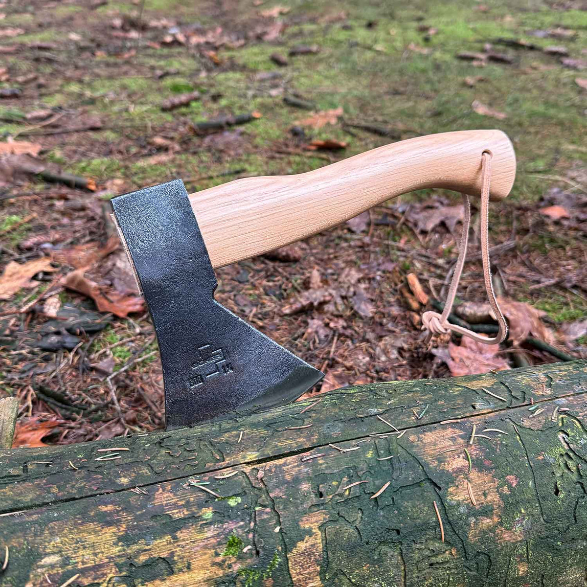 Böker Appalachian Origin Mini Axe – Kompaktes Mini-Beil mit Eschenholzstiel – Detailansicht