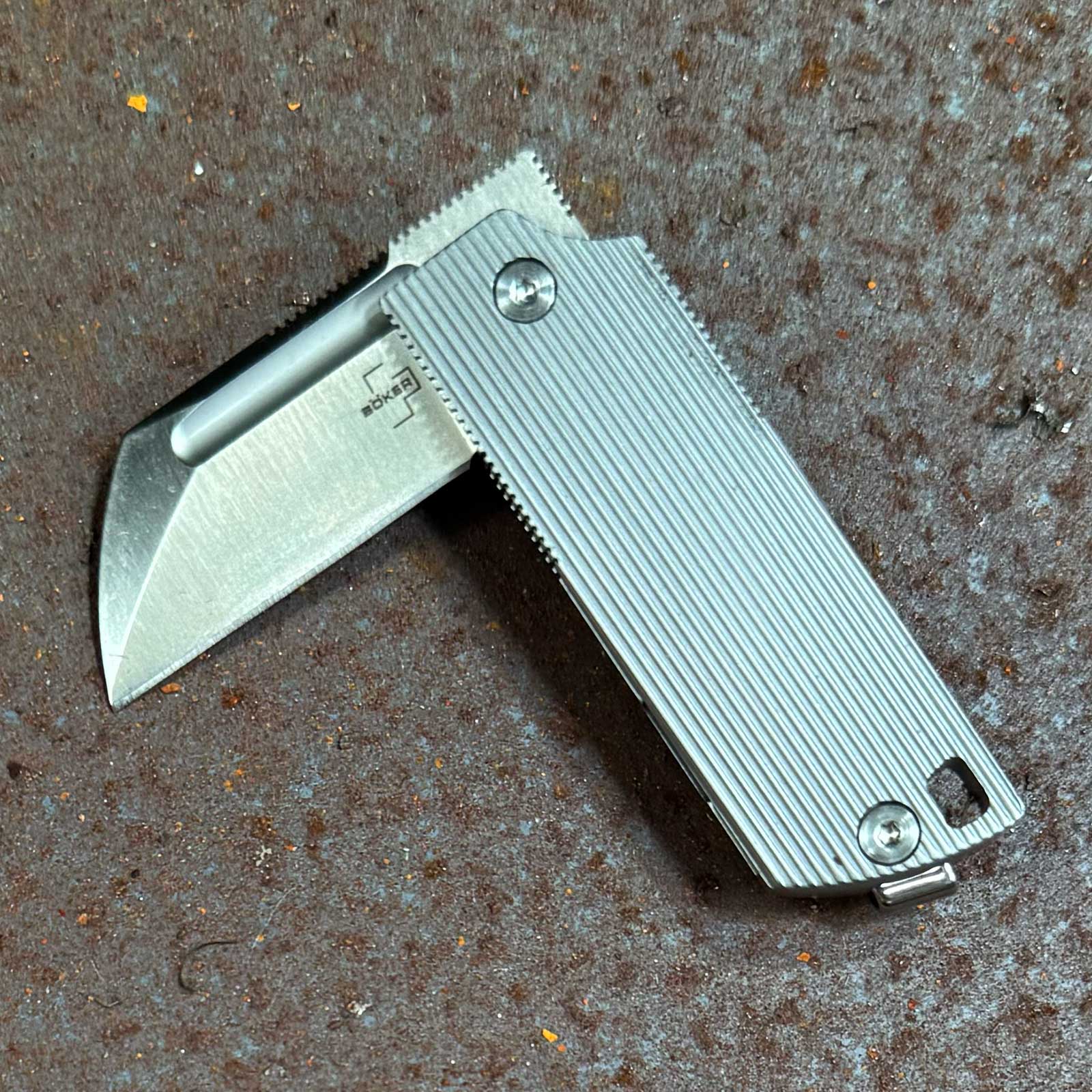 Böker Plus BabyX – EDC-Taschenmesser mit D2 Sheepfoot-Klinge & Deep-Carry Clip – Messer-Detailansicht – Detailansicht 3