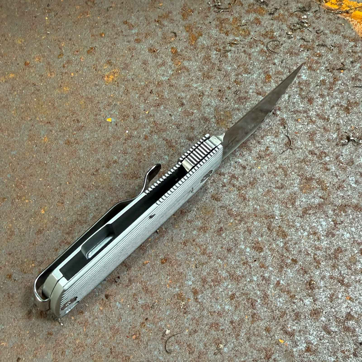 Böker Plus BabyX – EDC-Taschenmesser mit D2 Sheepfoot-Klinge & Deep-Carry Clip – Messer-Detailansicht – Detailansicht 4