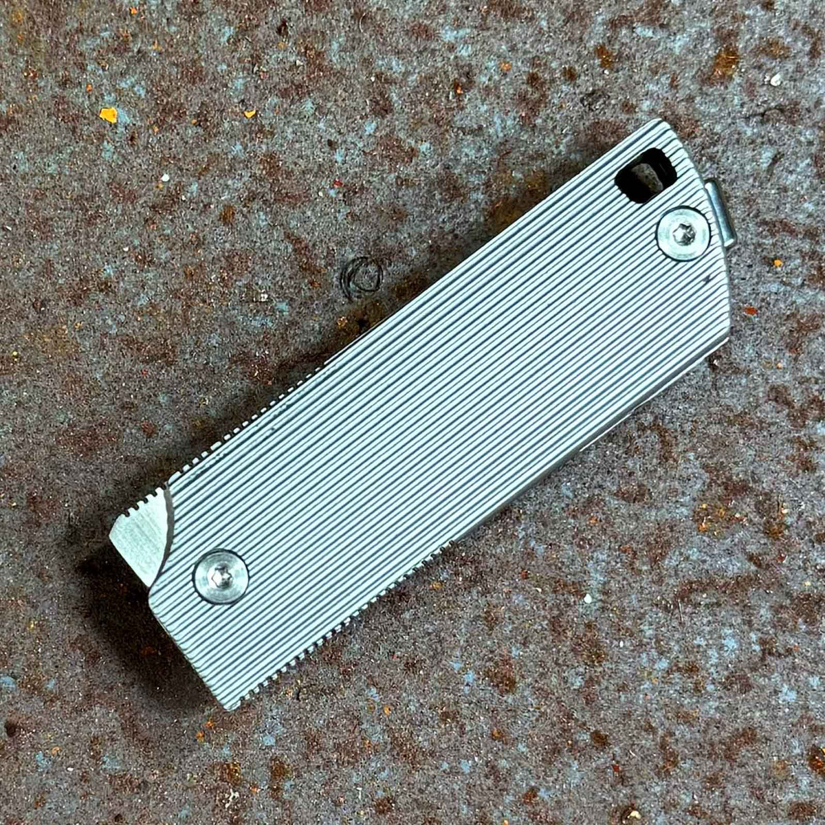 Böker Plus BabyX – EDC-Taschenmesser mit D2 Sheepfoot-Klinge & Deep-Carry Clip – Produktansicht des Messers – Detailansicht 5