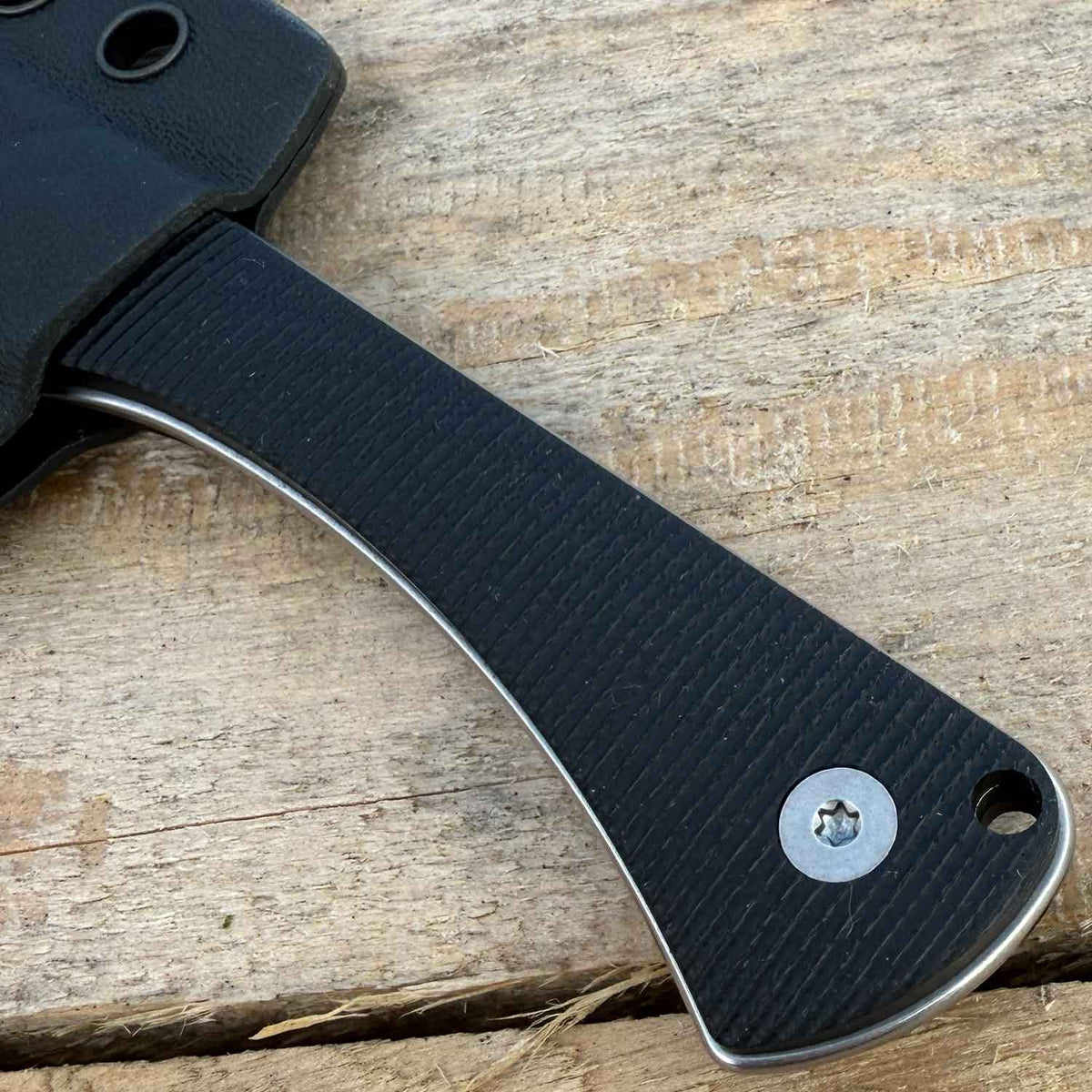 Böker Plus Brasa – Robustes Outdoor- und Jagdmesser mit Kydexscheide & Clip – Detailansicht