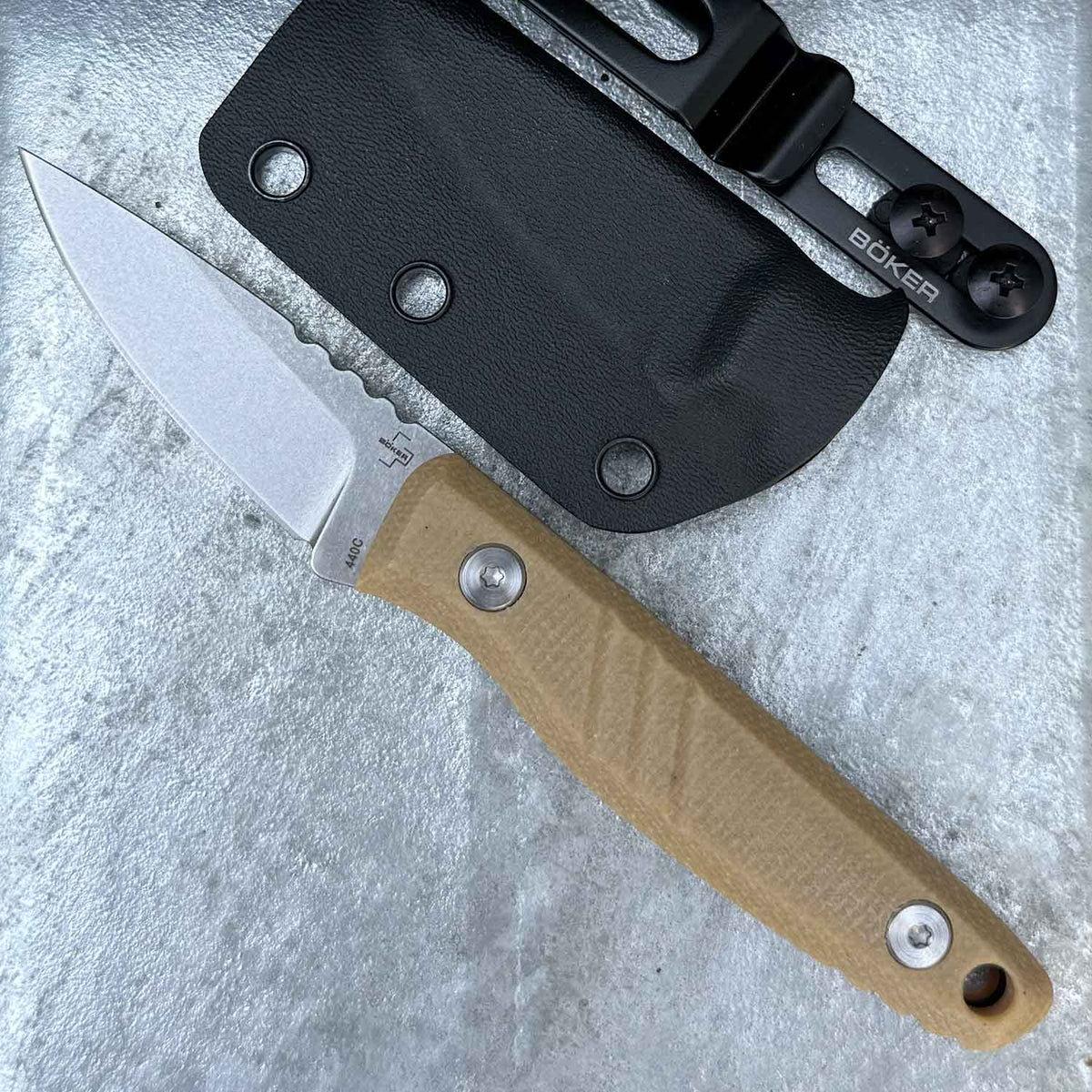 Böker Plus Five Point Nine – Kompaktes Neck Knife mit Kydexscheide und Gürtelclip