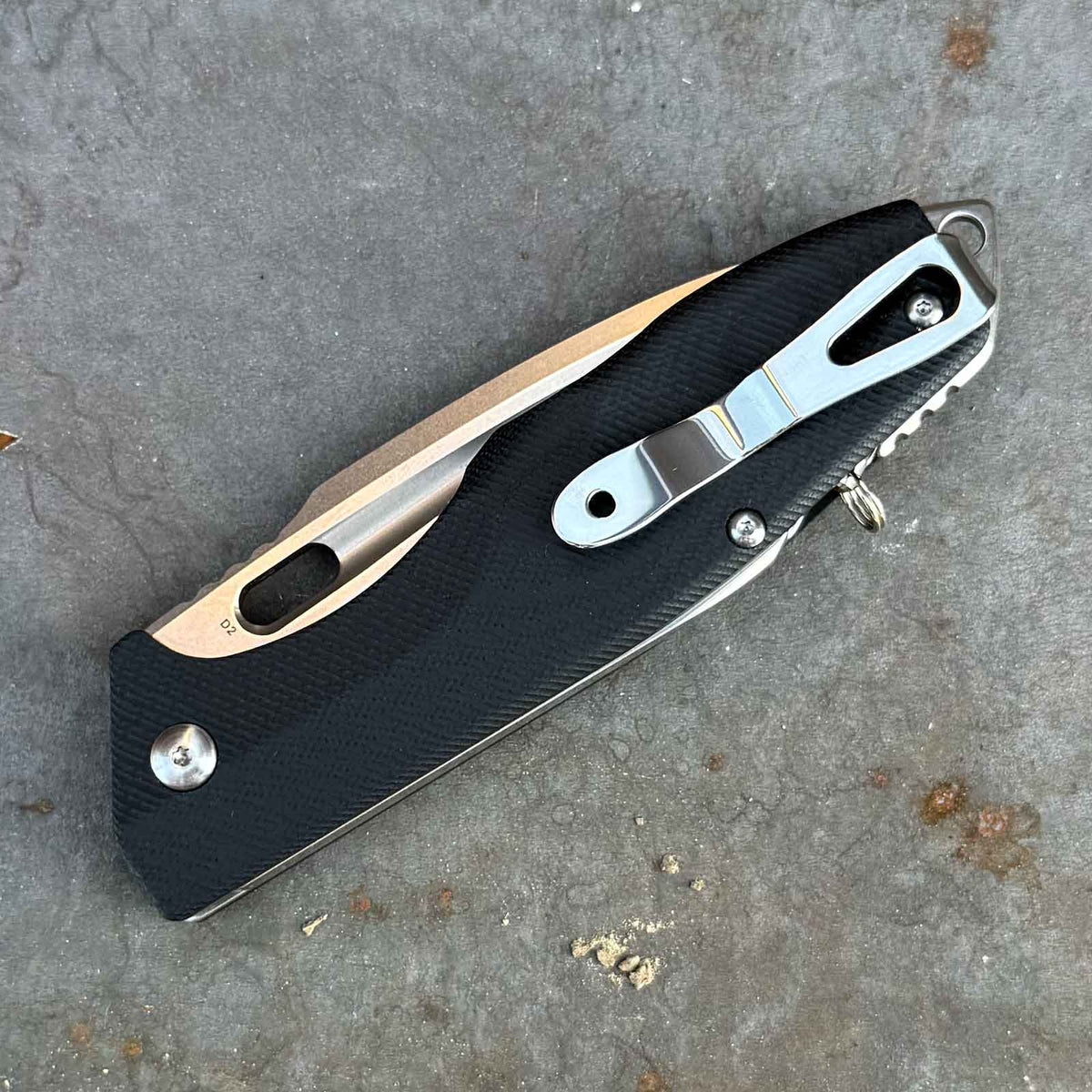 Böker Plus Caracal Folder 42 Taschenmesser - Detail Rückseite Gürtelclip