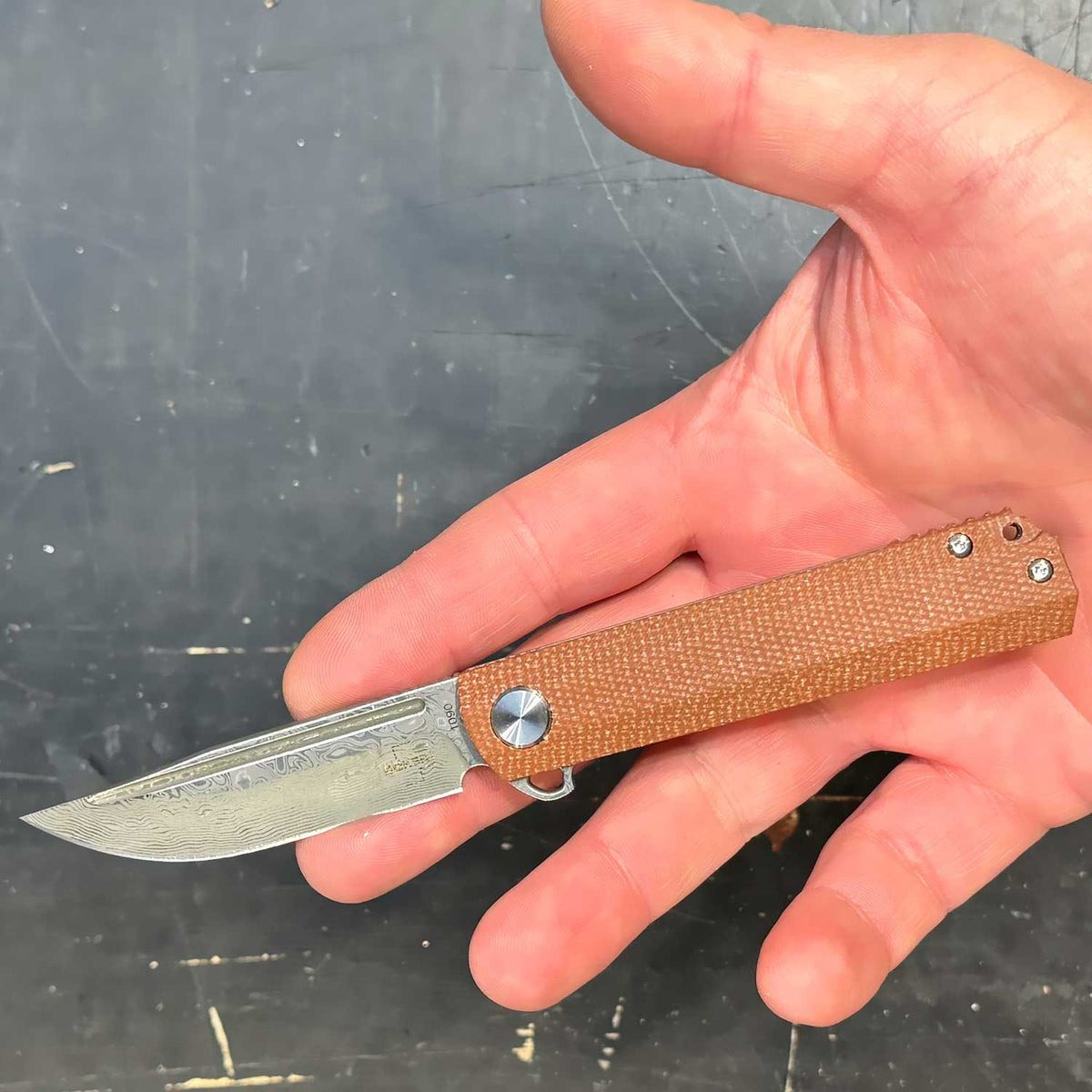 Böker Plus Cataclyst Flipjoint Damast Taschenmesser mit Micartagriff und Clip – Detailansicht