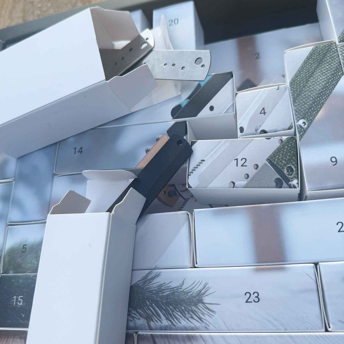 Böker Plus Adventskalender 2025 Cataclyst – Limitierter Taschenmesser-Bausatz – Detailansicht