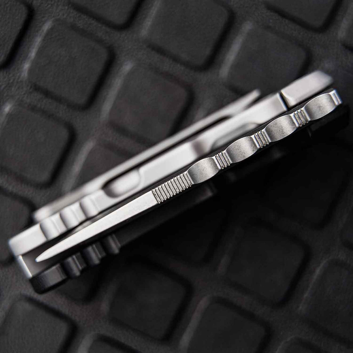 Böker Plus Dvalin Folder Tanto – EDC-Taschenmesser mit D2-Klinge und Clip – Detailansicht