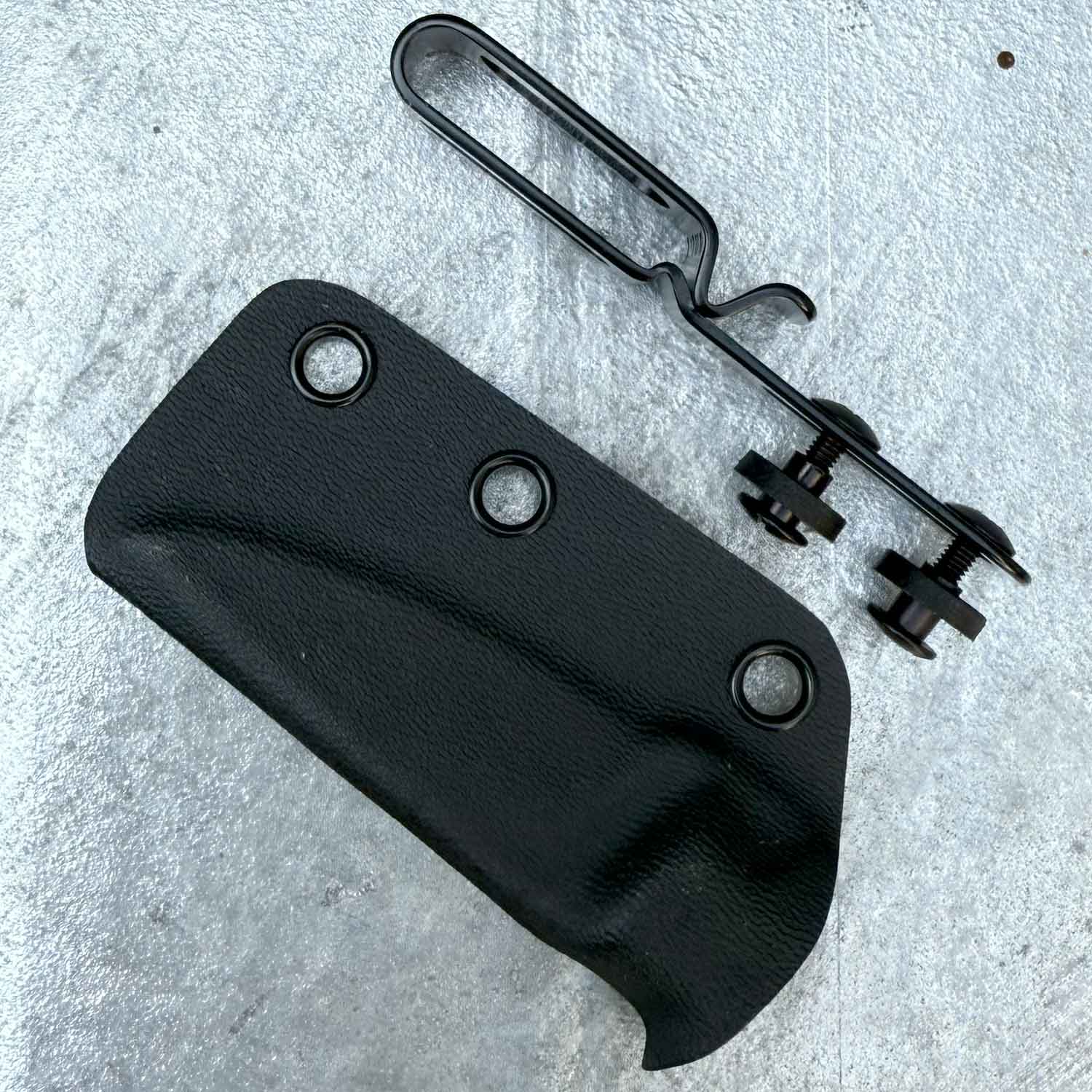 Böker Plus Five Point Nine – Kompaktes Neck Knife mit Kydexscheide und Gürtelclip – Detailansicht