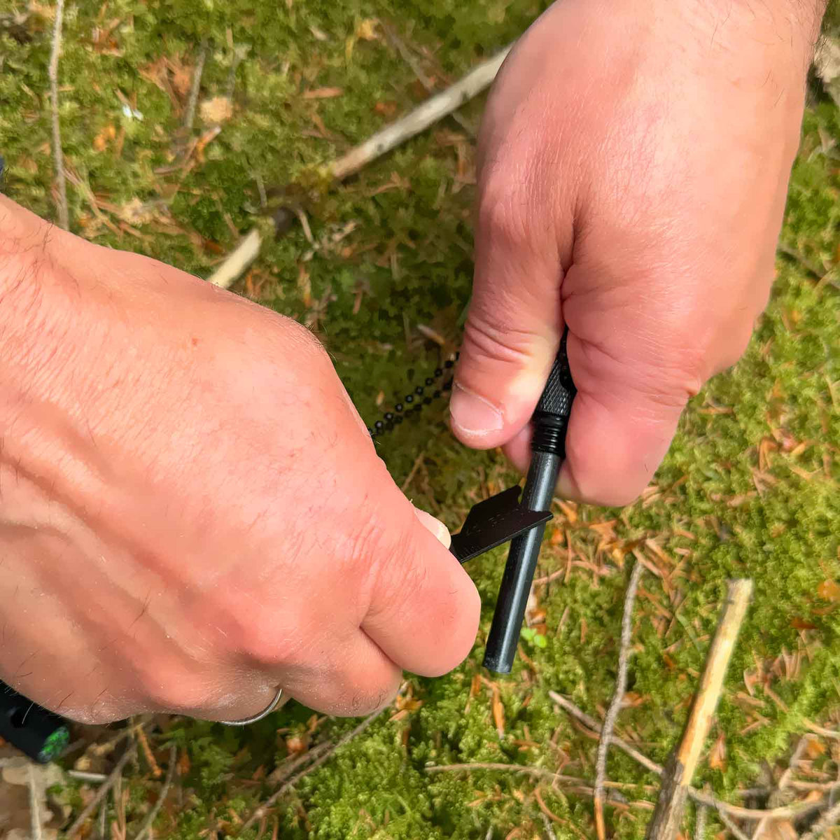 Böker Plus Fire Starter - Detailansicht Funktionsweise Feueranzünder in Hand