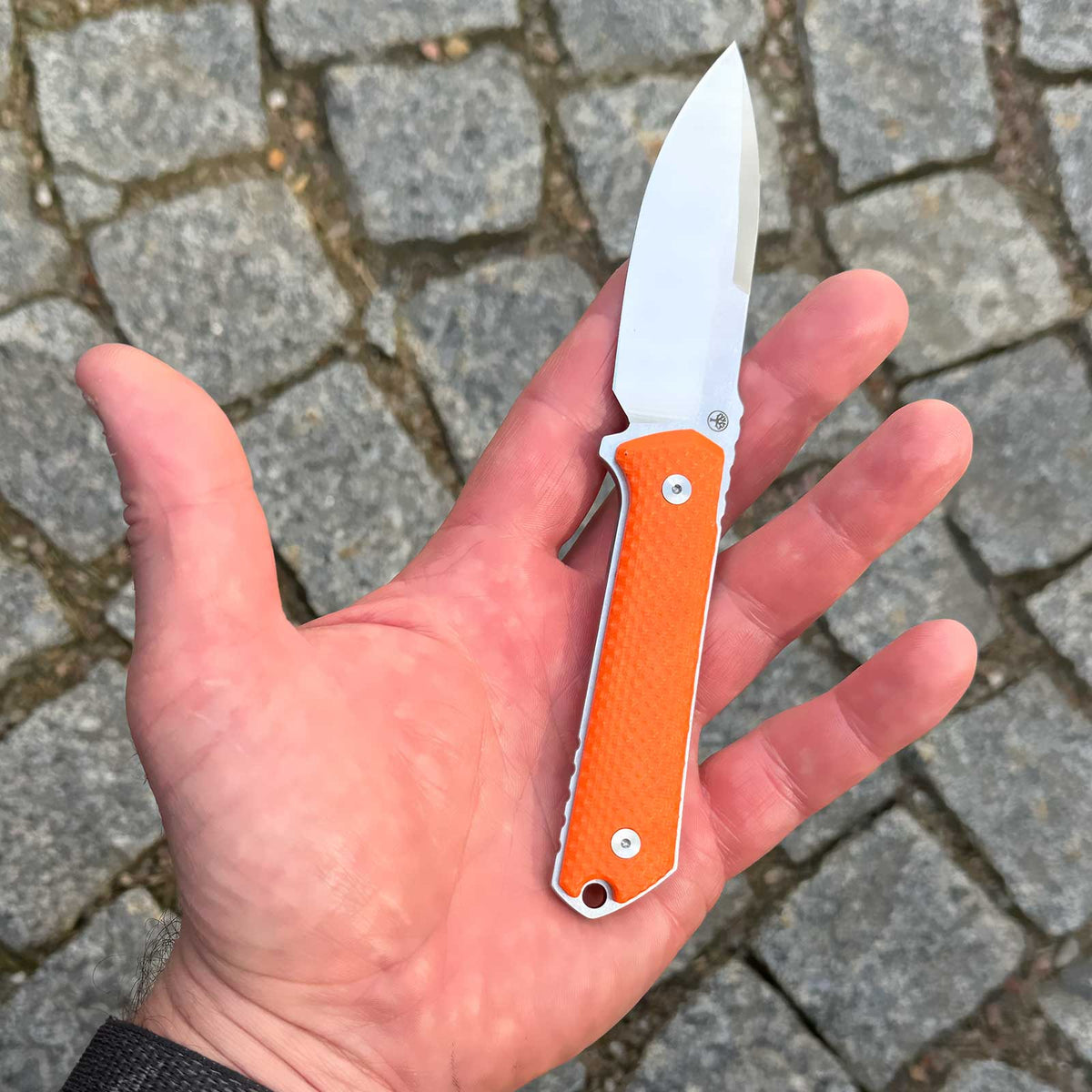 Böker Kiboku G10 Fahrtenmesser in orange - Ansicht Messer in der Handfläche