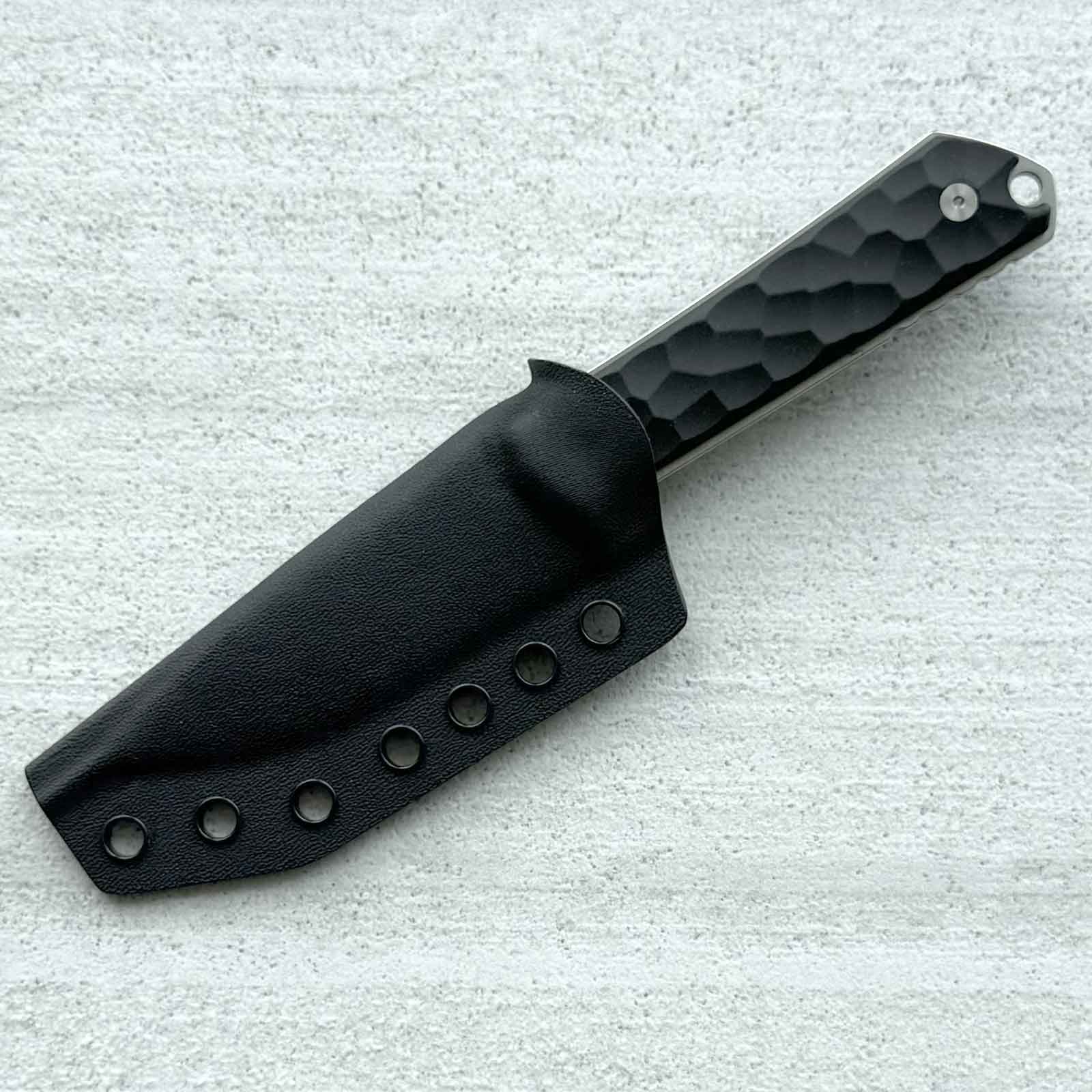 Böker Kiboku Richlite Black Rock Pattern Messer - Ansicht des Messers in Kydexscheide