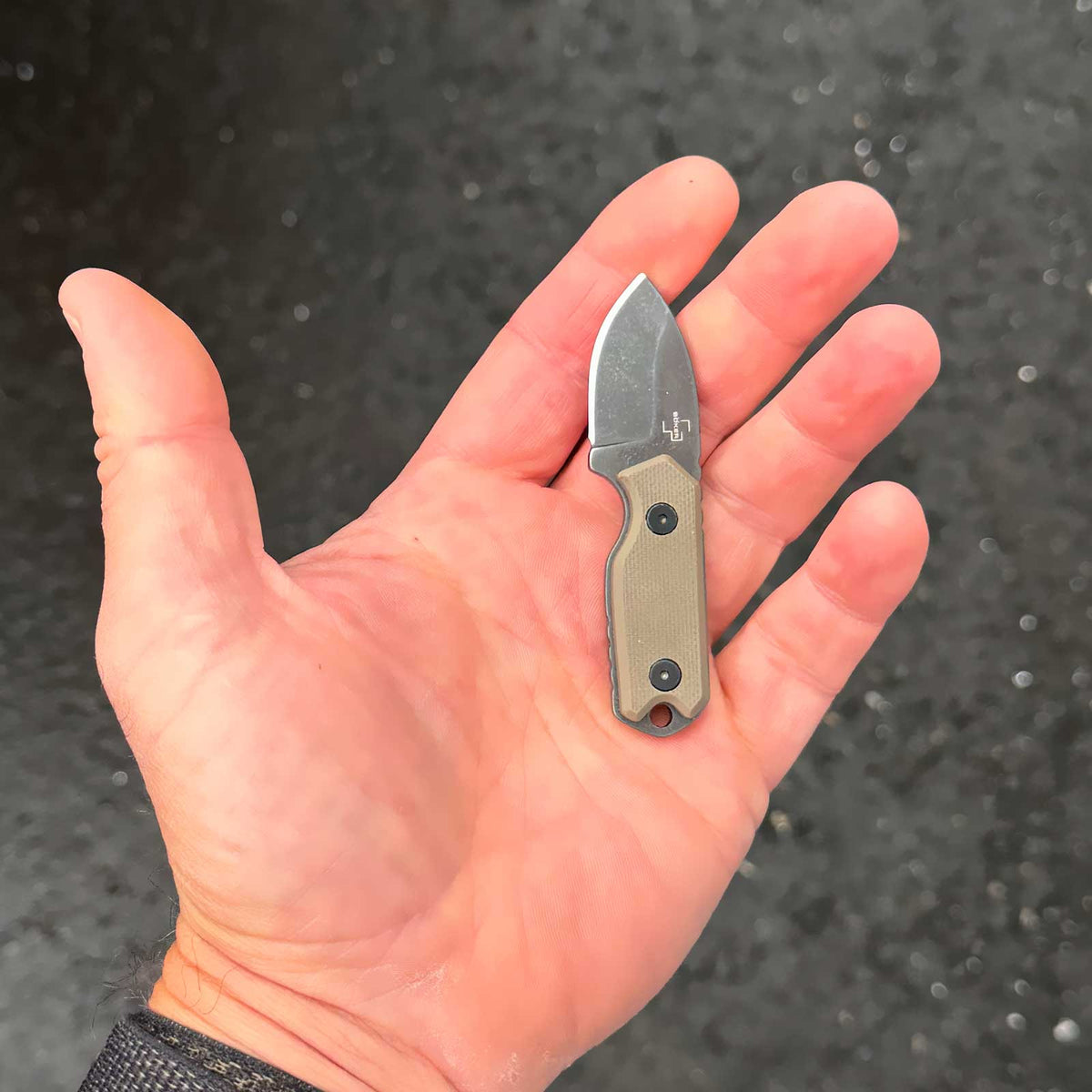 Böker Plus Li’l Friend Micro – Größenvergleich in der Hand