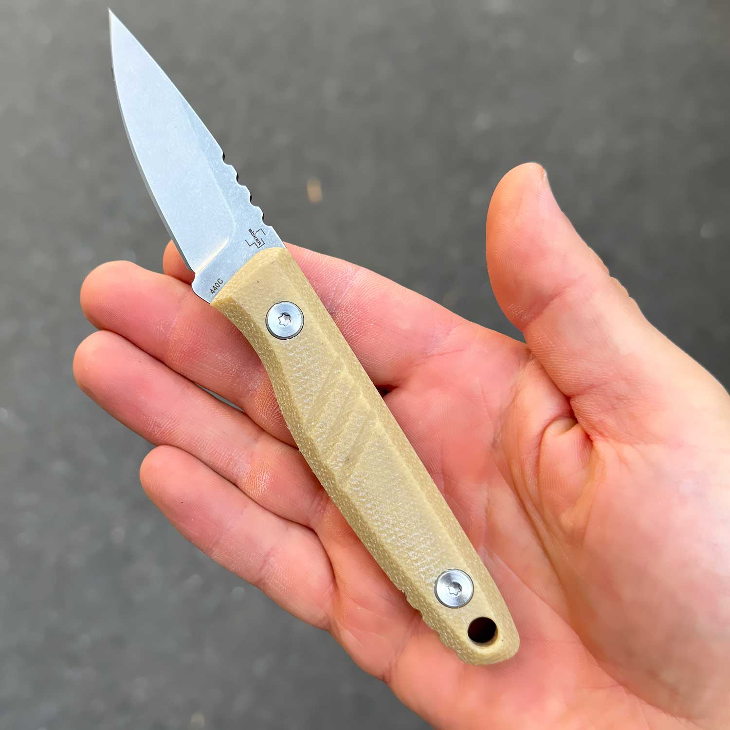 Böker Plus Five Point Nine – Kompaktes Neck Knife mit Kydexscheide und Gürtelclip – Detailansicht