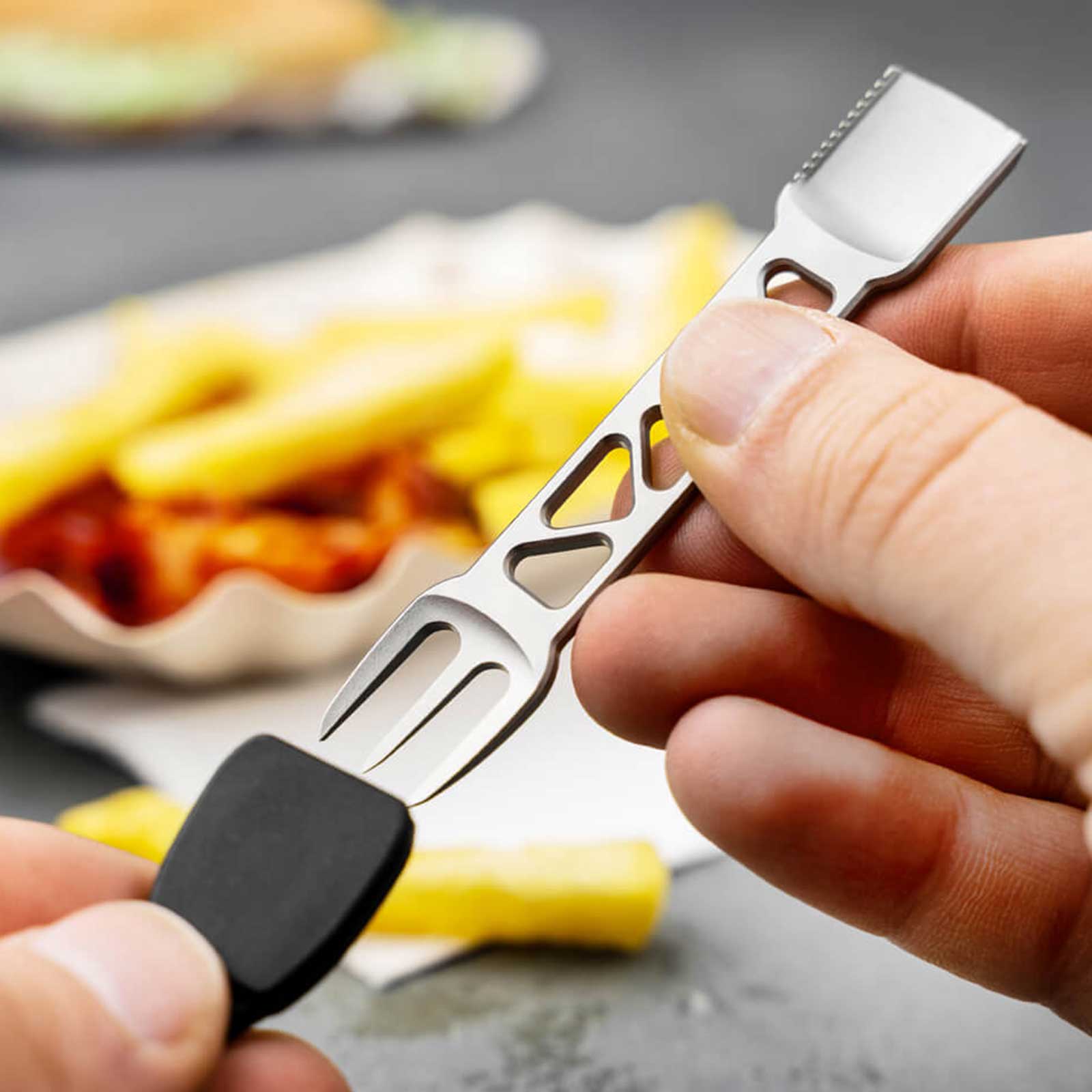 Böker Plus Metalbite – Mini Campingbesteck aus Edelstahl (Pommesgabel / Eislöffel) – Größenvergleich in der Hand – Detailansicht 2