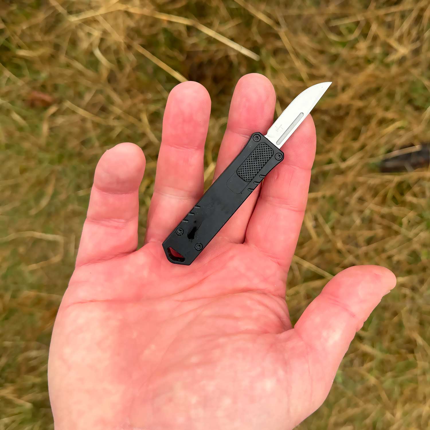 Böker Plus Micro USB OTF Taschenmesser - Abmesssung Handfläche