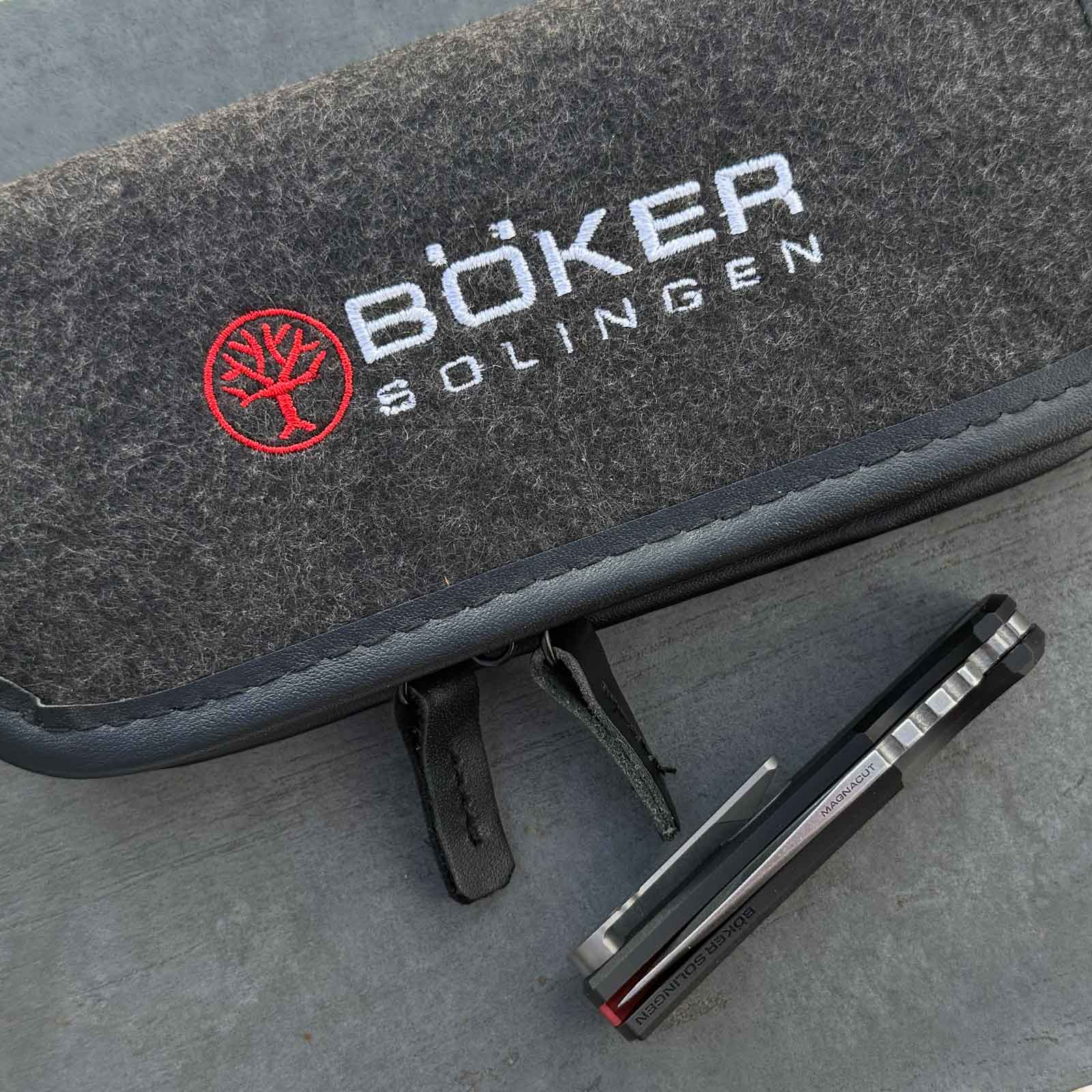 Böker Mini Redencion 42a Taschenmesser – MagnaCut, Button Lock, Titan-Clip – Etui und Tragezubehör / Messeransicht