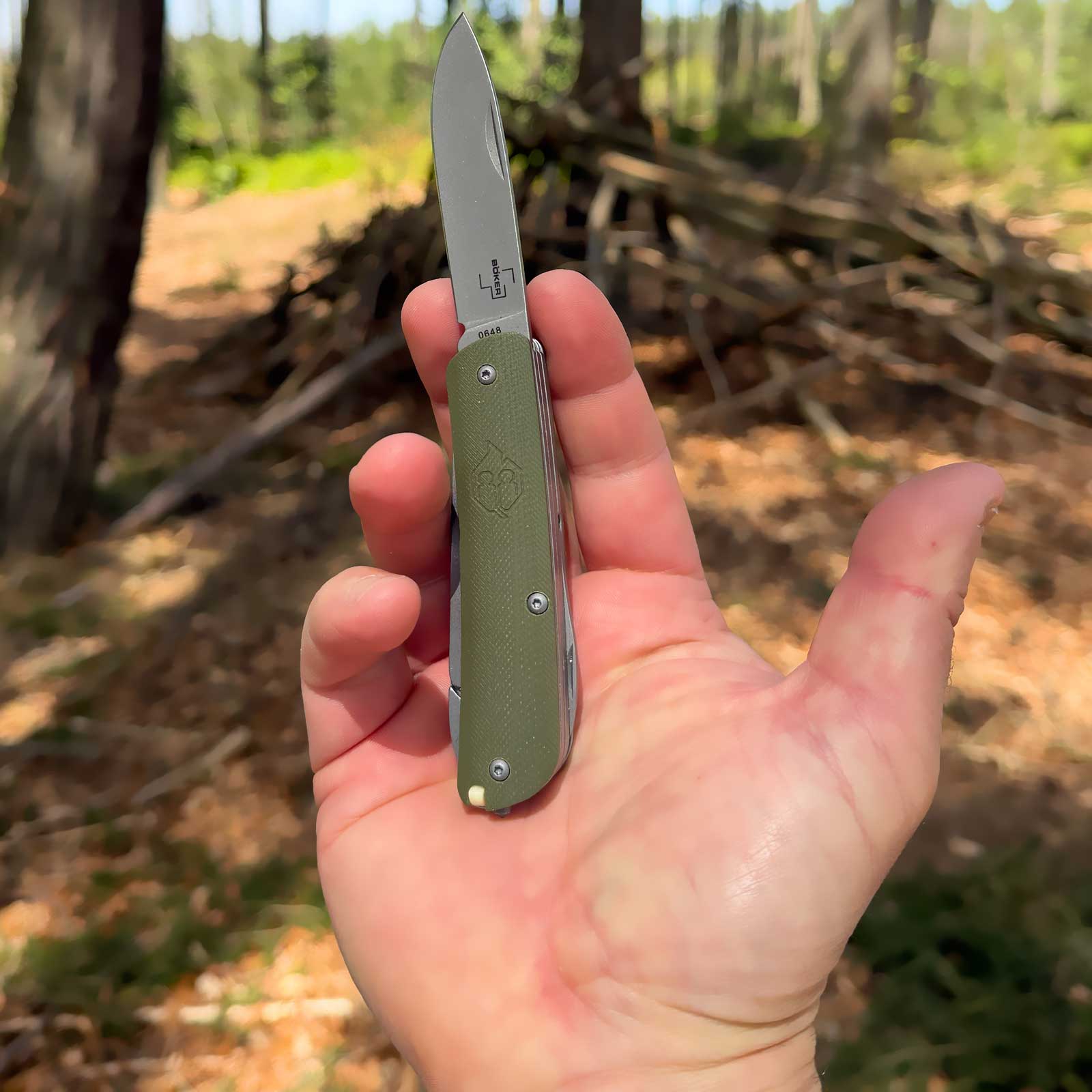 Böker Naturensöhne MK II NXT – Taschenmesser mit 8 Funktionen (grün) – Größenvergleich in der Hand