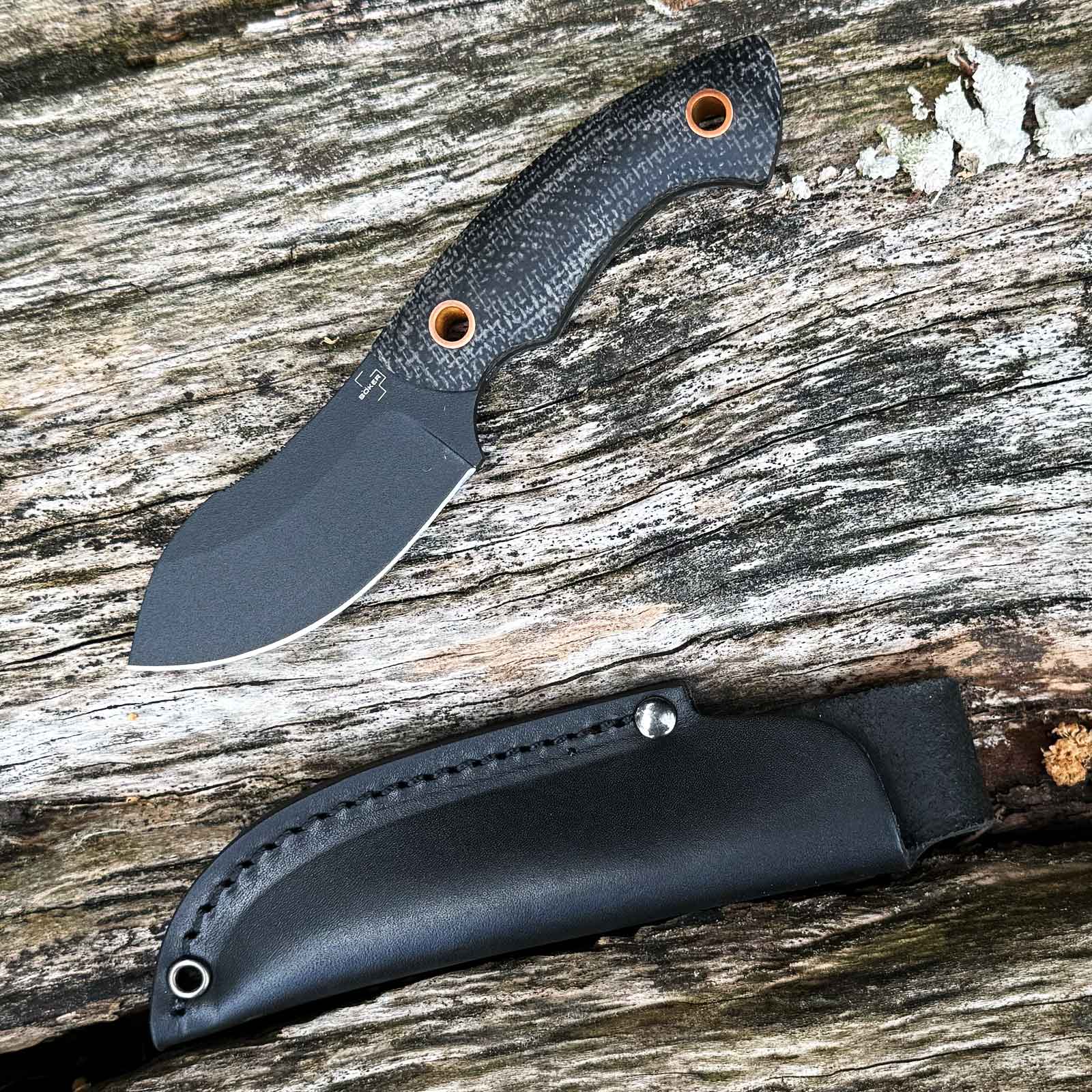 Böker Plus Nessmi Pro Black – kompaktes D2 Outdoormesser mit schwarzer Lederscheide – LEDs und Reflektor / Etui und Tragezubehör