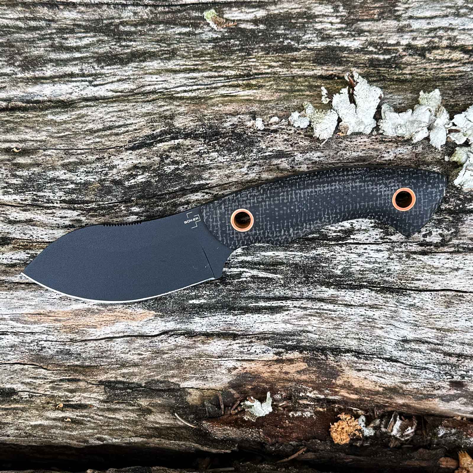 Böker Plus Nessmi Pro Black – kompaktes D2 Outdoormesser mit schwarzer Lederscheide – Outdoor-Einsatz / Messeransicht