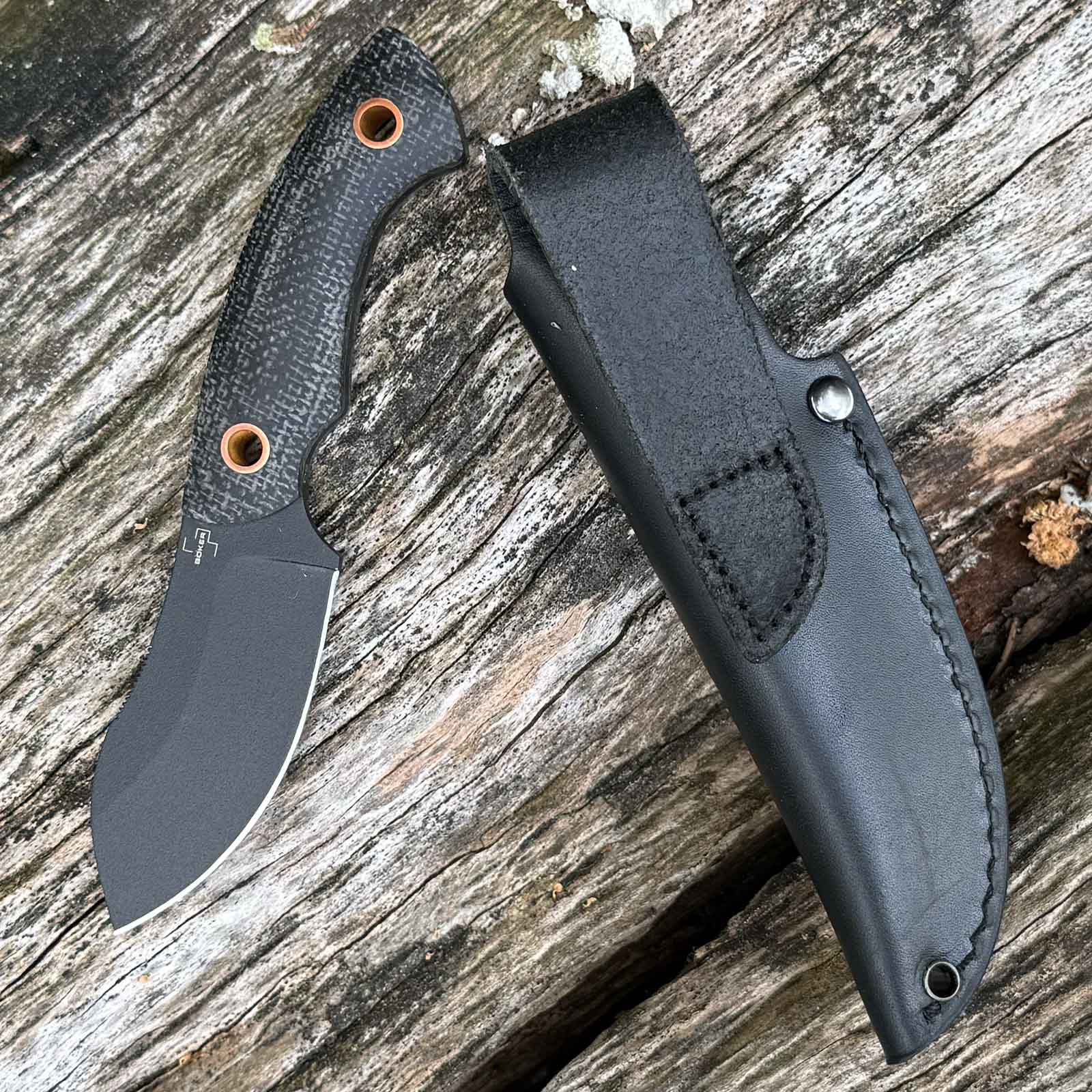 Böker Plus Nessmi Pro Black – kompaktes D2 Outdoormesser mit schwarzer Lederscheide – LEDs und Reflektor / Etui und Tragezubehör
