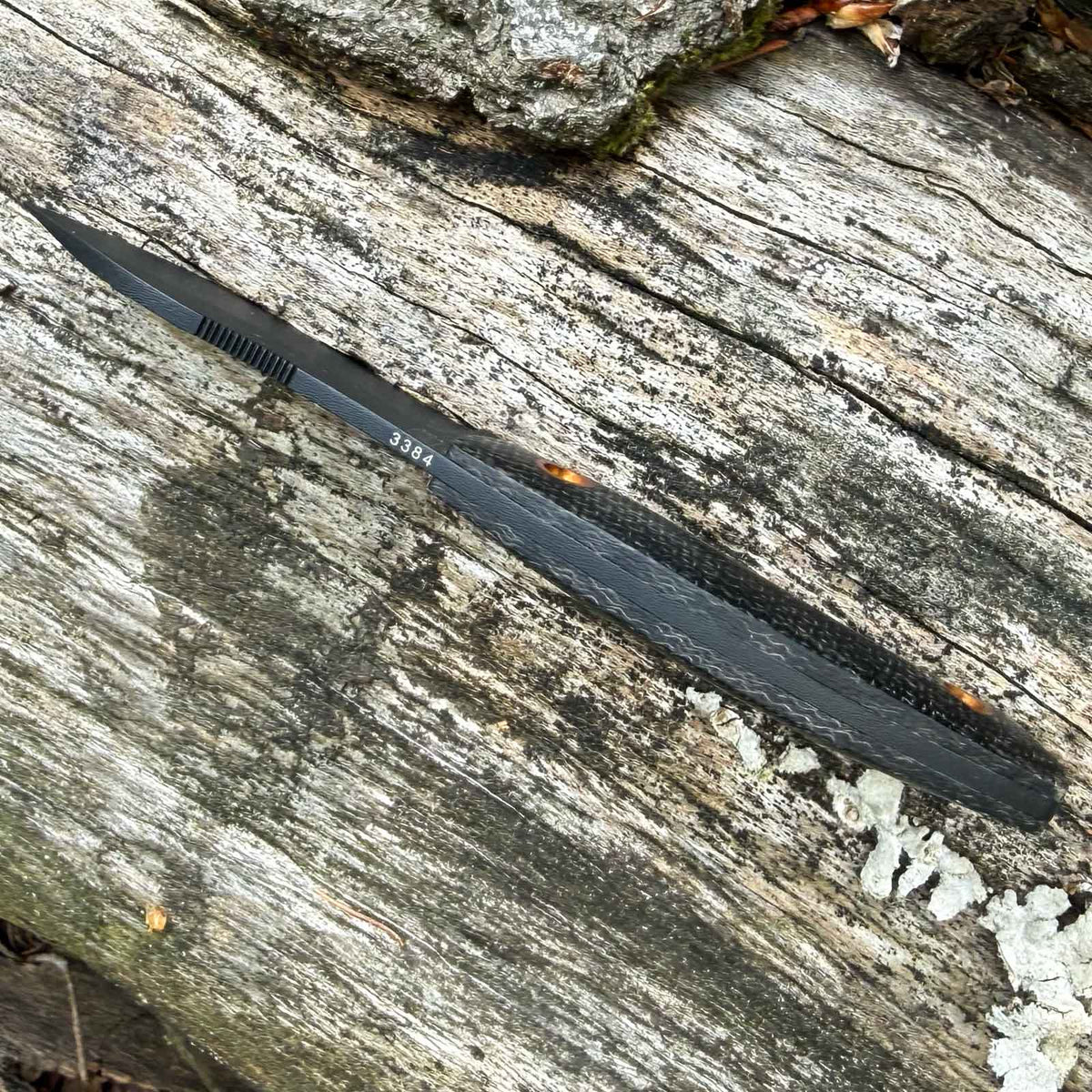 Böker Plus Nessmi Pro Black – kompaktes D2 Outdoormesser mit schwarzer Lederscheide – Messeransicht
