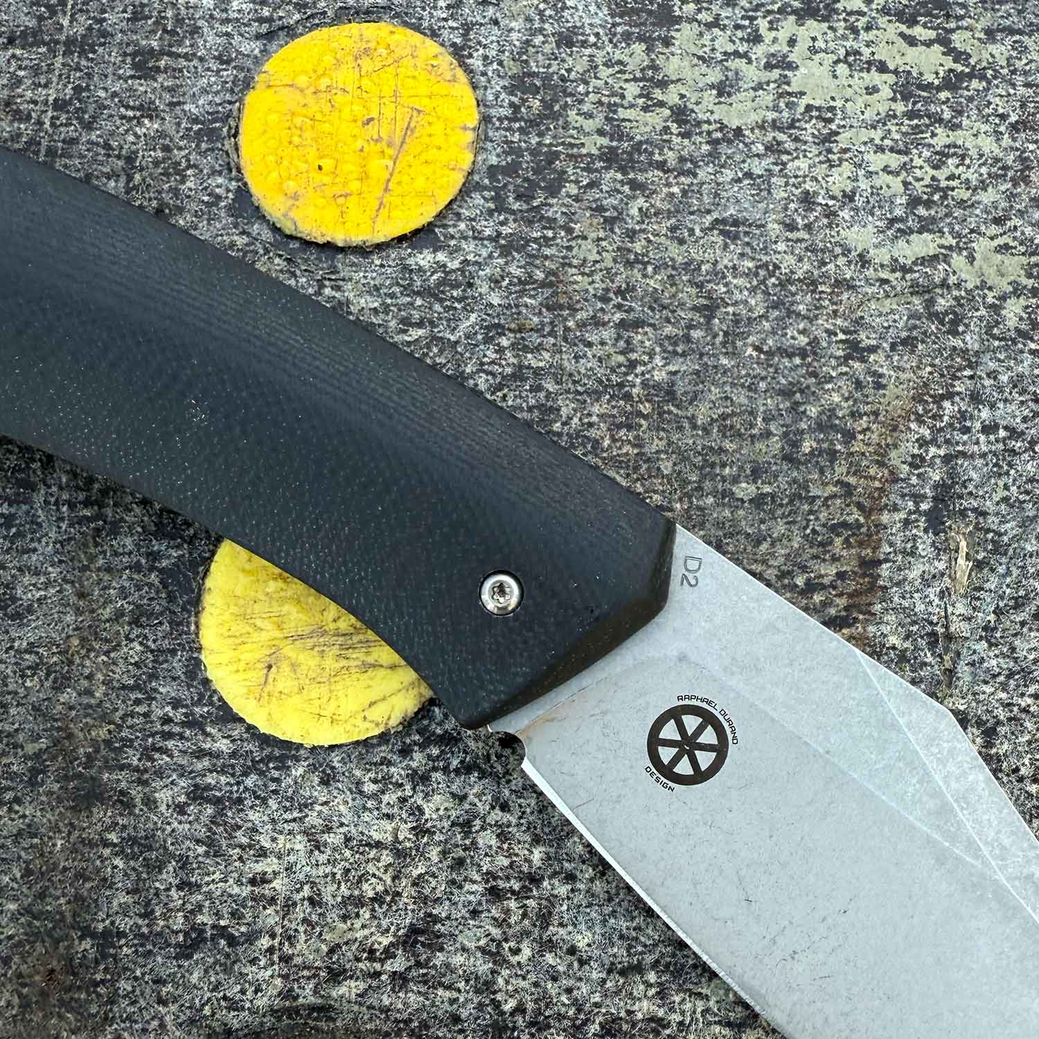 Böker Plus SamoSaur – Stonewash Taschenmesser mit D2-Klinge & G10-Griff – Detailansicht