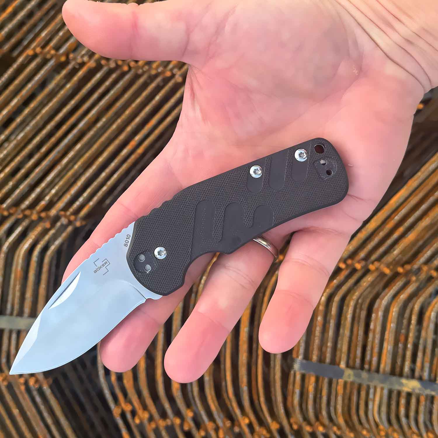 Böker Plus Worldwide – Legales Slipjoint-Messer mit G10 Griff und Gürtelclip – Detailansicht
