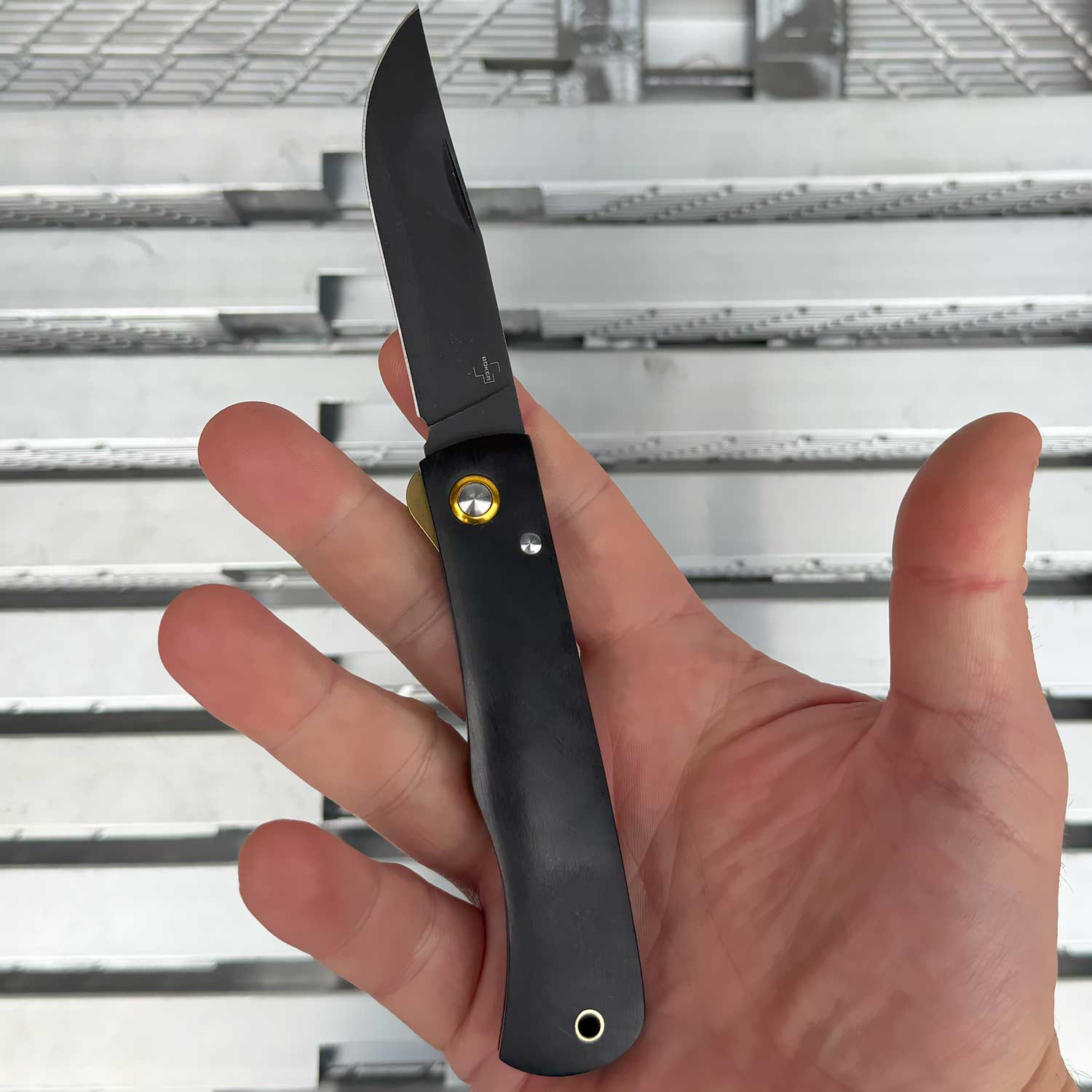 Böker Plus Rusticus All Black – Taschenmesser mit Stonewash & Ebenholzgriff – Detailansicht