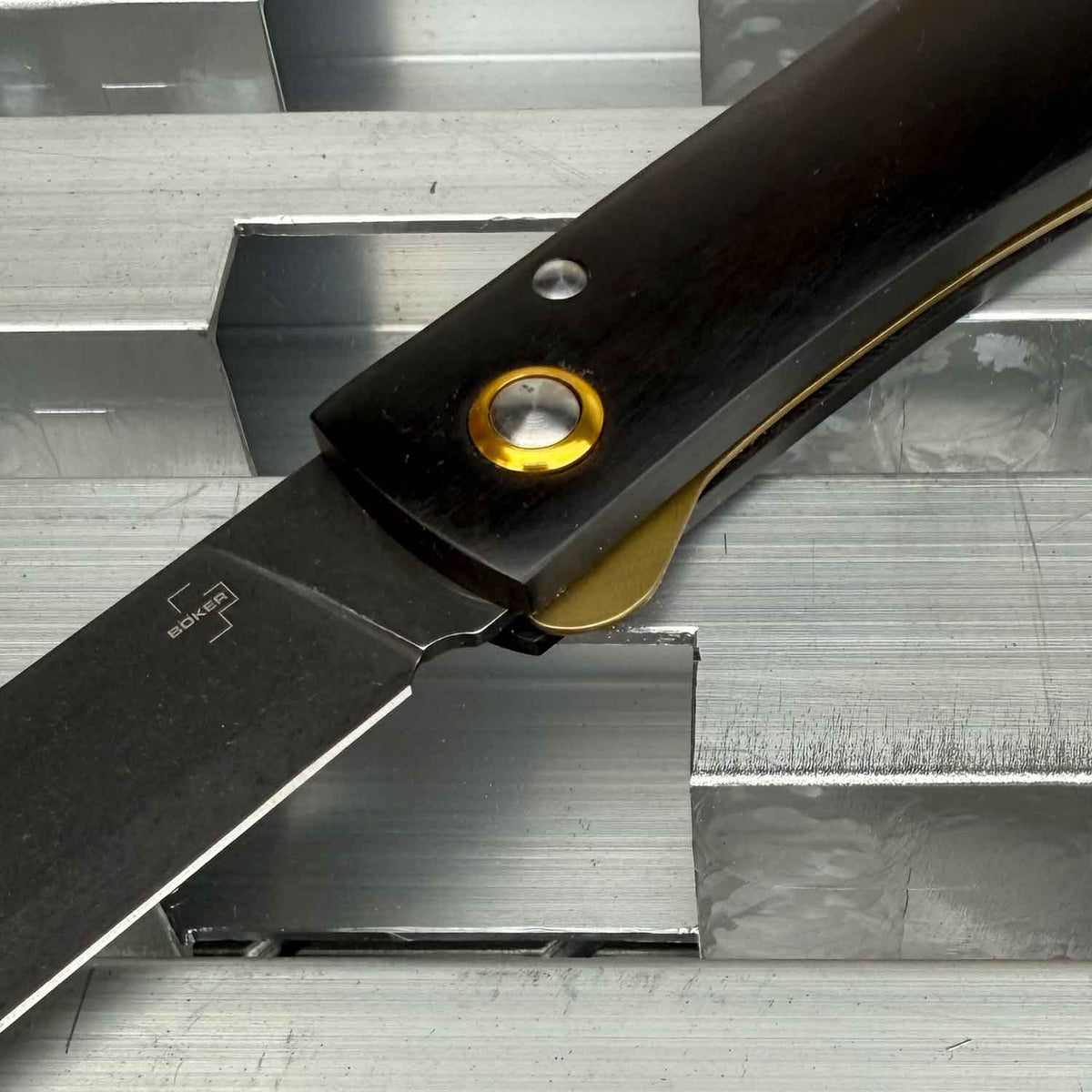 Böker Plus Rusticus All Black – Taschenmesser mit Stonewash & Ebenholzgriff – Detailansicht