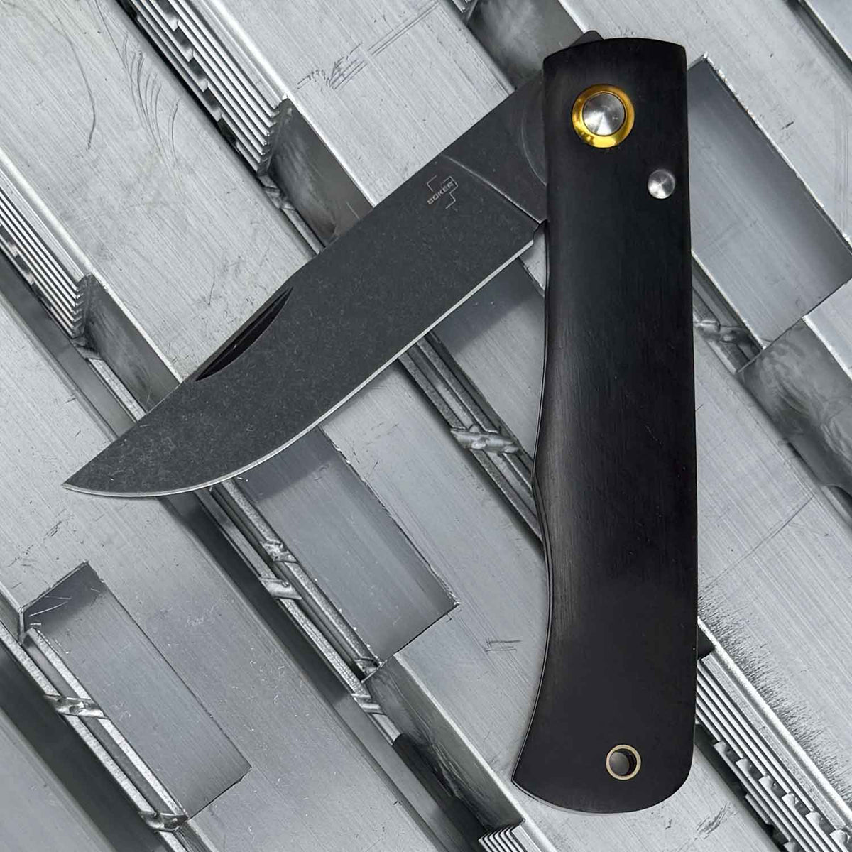 Böker Plus Rusticus All Black – Taschenmesser mit Stonewash & Ebenholzgriff