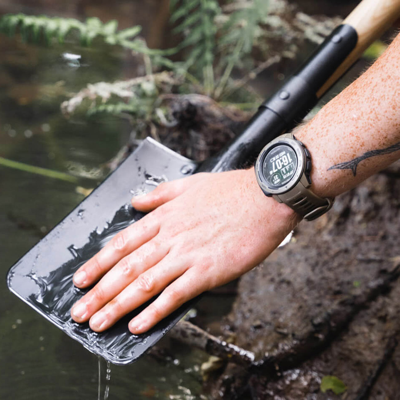 Böker Plus Shovel M1874 Outdoor Feldspaten mit Eschenholzgriff und Nylonetui – Detailansicht