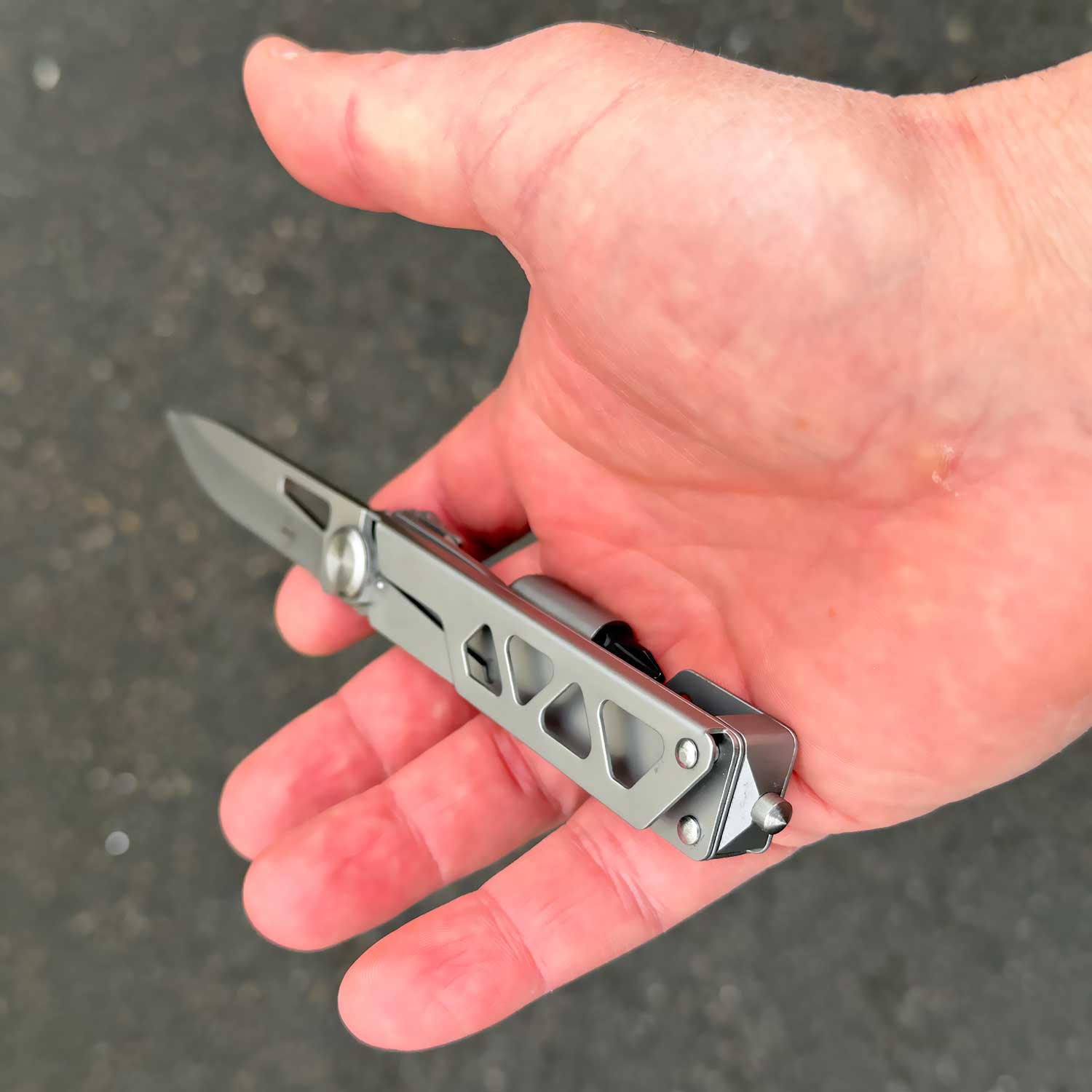 Böker Plus Specialist Half-Tool – Kompaktes Multitool mit Bithalter & Holster – Detailansicht