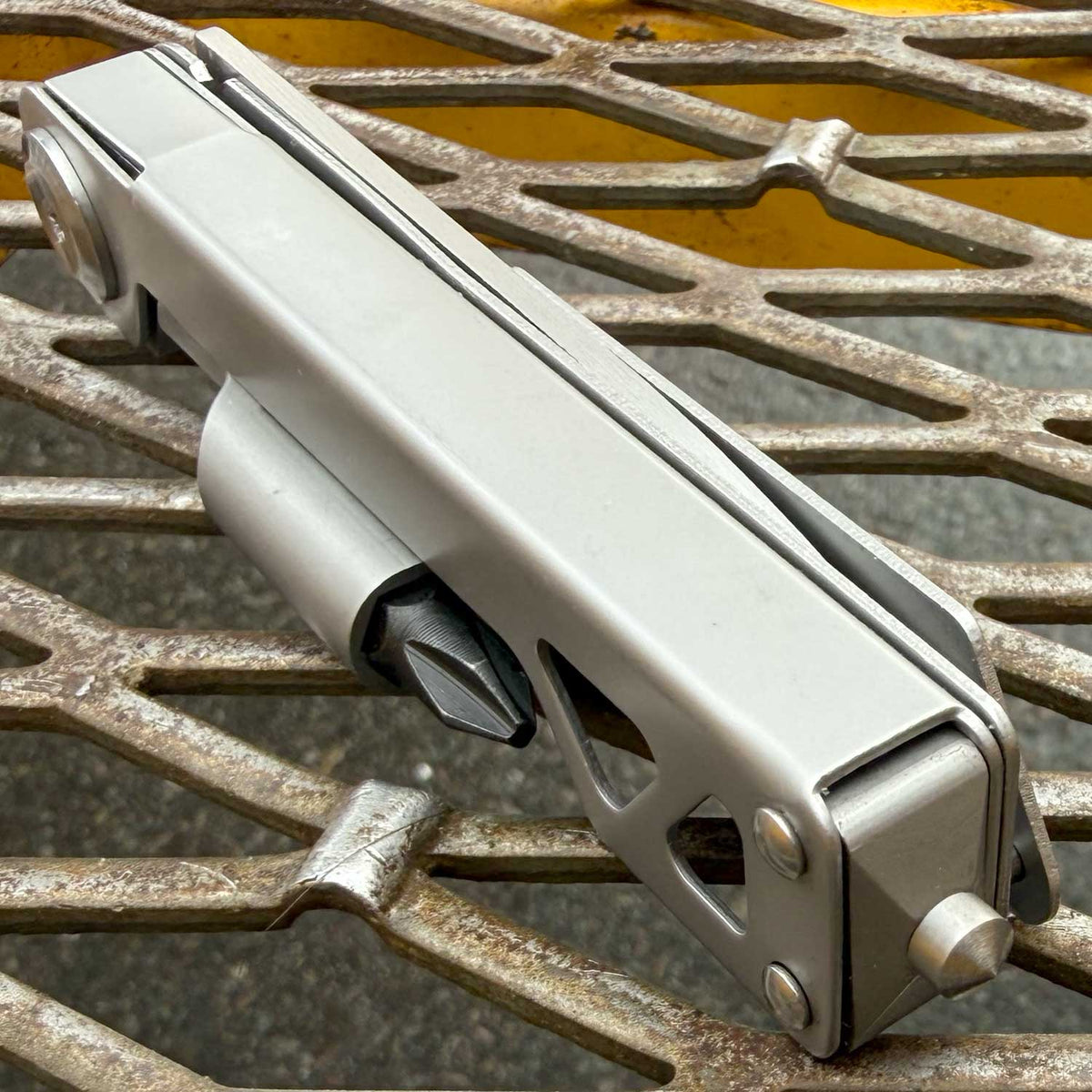 Böker Plus Specialist Half-Tool – Kompaktes Multitool mit Bithalter & Holster – Detailansicht
