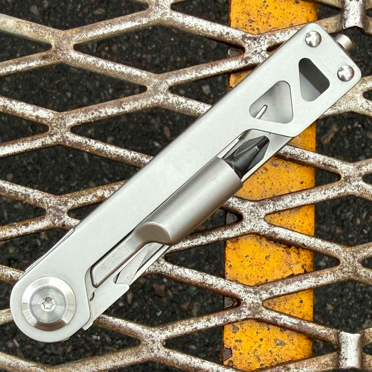 Böker Plus Specialist Half-Tool – Kompaktes Multitool mit Bithalter & Holster – Detailansicht