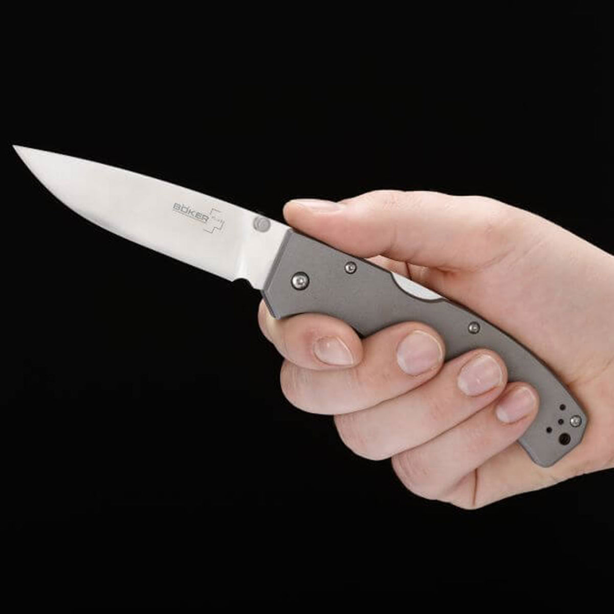 Böker Plus Titan Drop – Taschenmesser mit Droppoint-Klinge und Titangriffschalen – Detailansicht