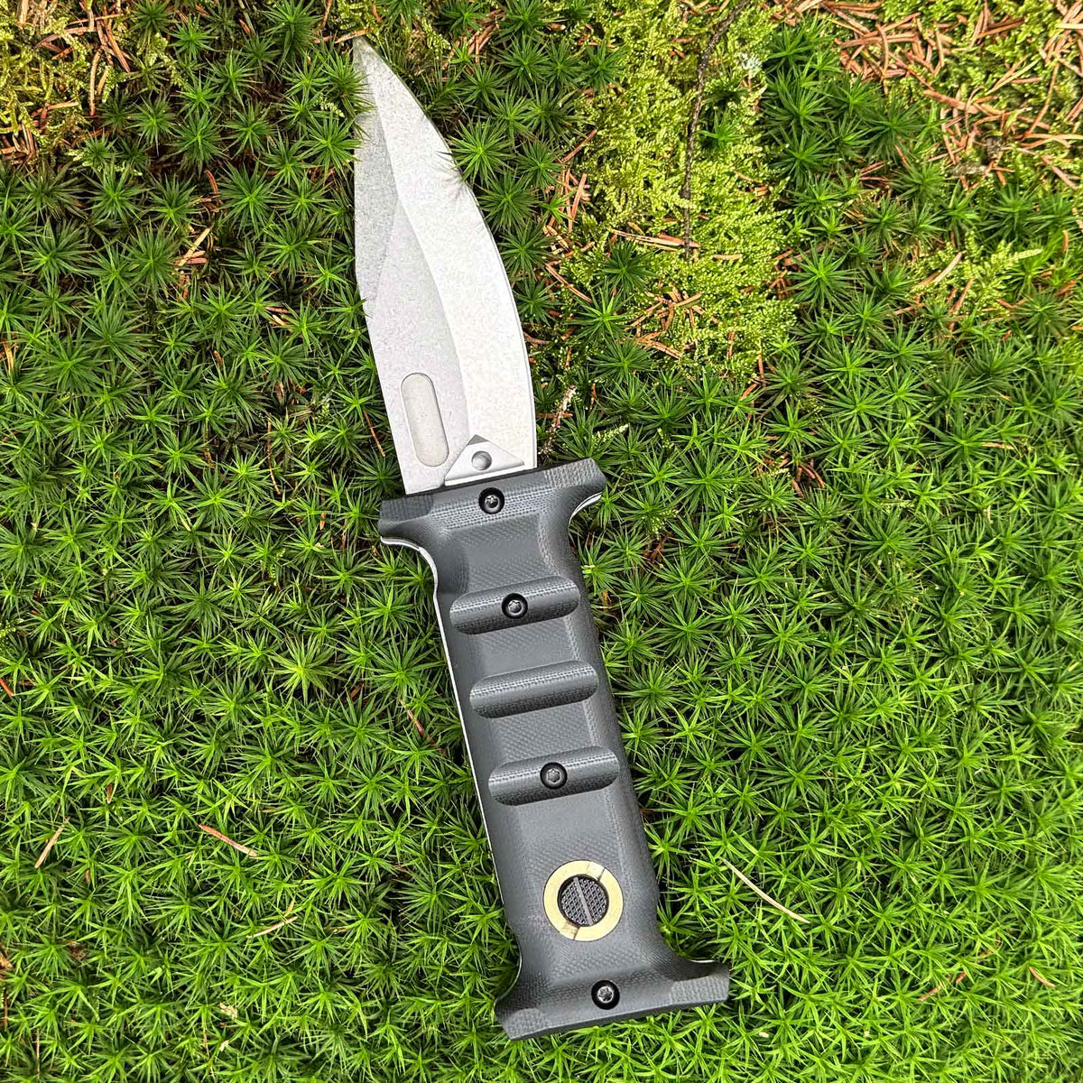 Böker Plus Extension Knife – Verlängerungsmesser mit D2 Klinge und Kydexscheide – Größenvergleich in der Hand, Klinge und Schneide – Detailansicht 4