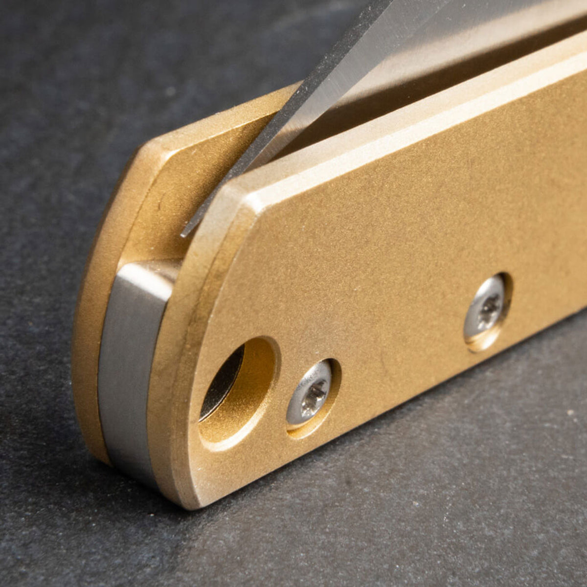 Böker Plus Zenshin Taschenmesser – Edelstahl & Messing §42a – Detailansicht