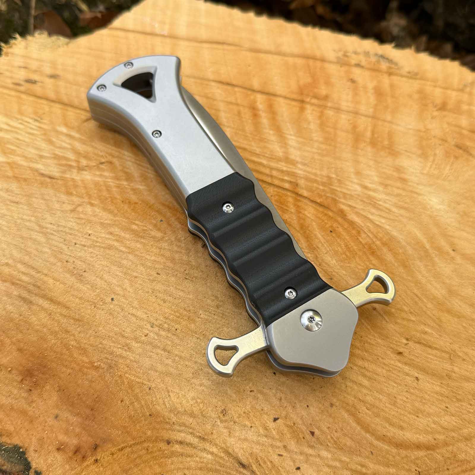 Böker Plus Inarsil – großes Taschenmesser in Schwert-Optik mit Flipper & Linerlock – Produktansicht des Messers – Detailansicht 3