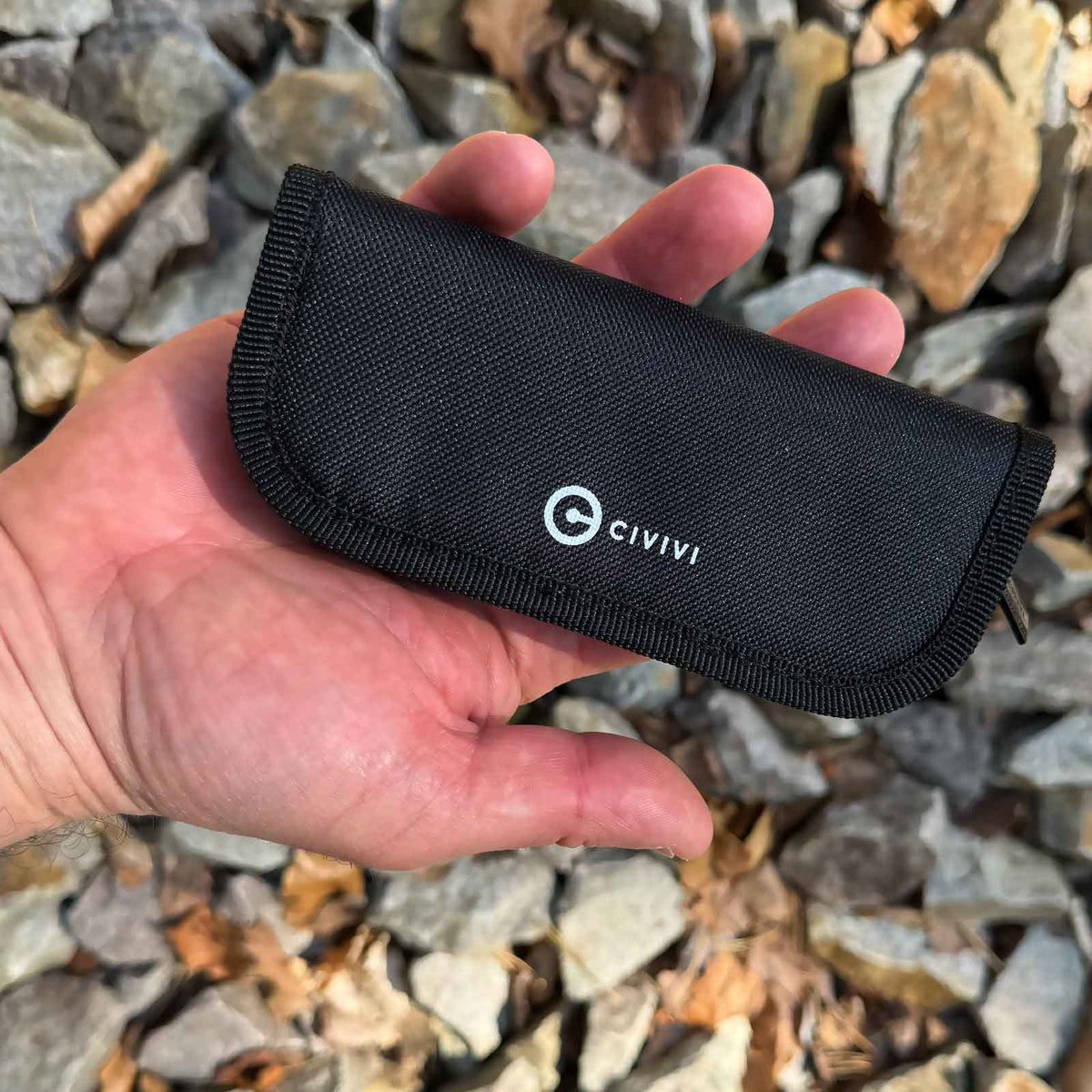 Civivi C-01 Pouch – Nylon Messertasche mit weichem Innenfutter & Reißverschluss – Größenvergleich in der Hand