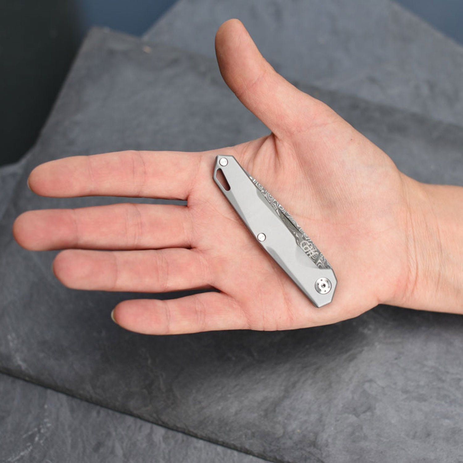 Herbertz CJH Damast - Taschenmesser mit Edelstahlgriff in Geschenkbox – Detailansicht