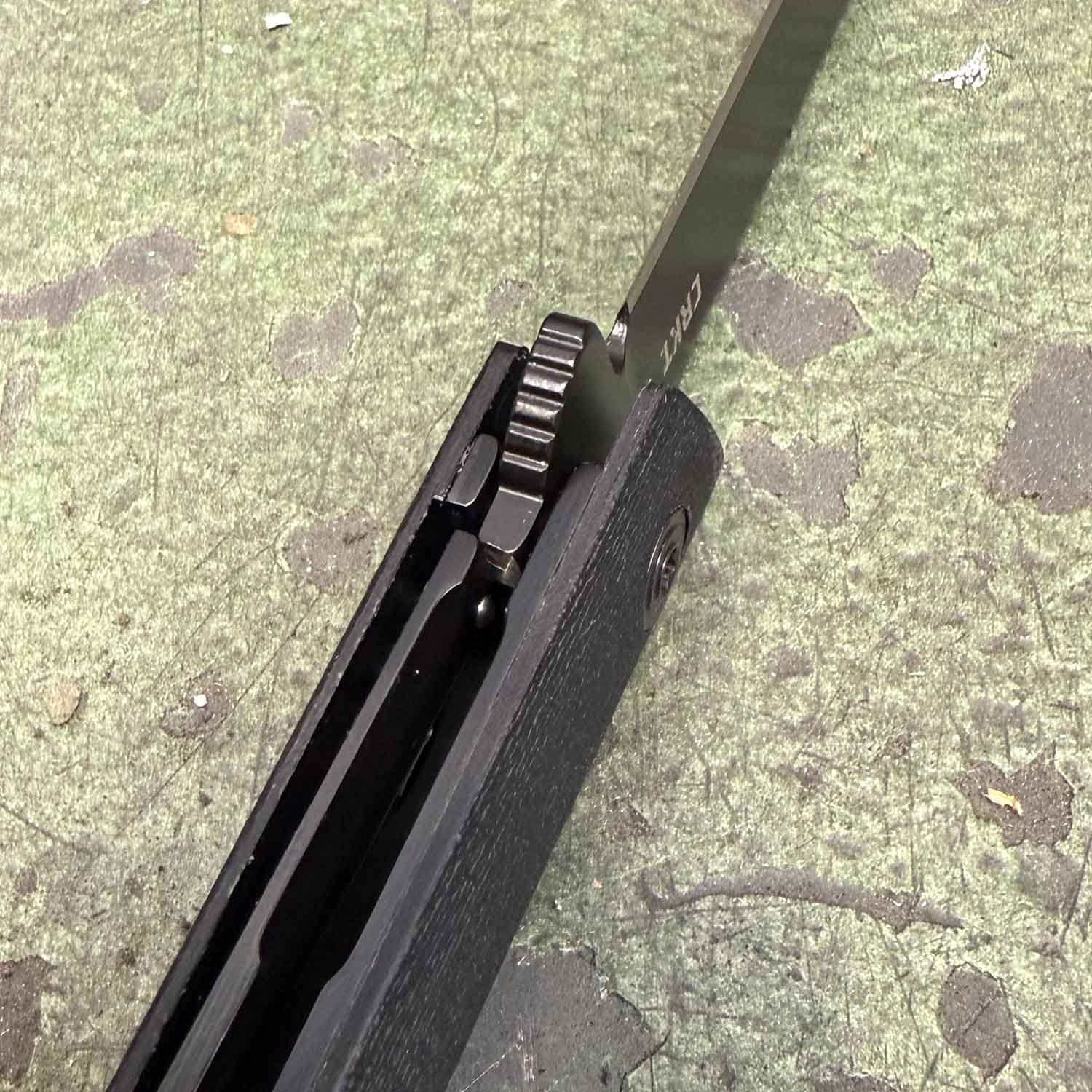 CRKT CEO Black – Schlankes EDC Taschenmesser mit AUS-8 Klinge und Tip-Down Clip – Detailansicht
