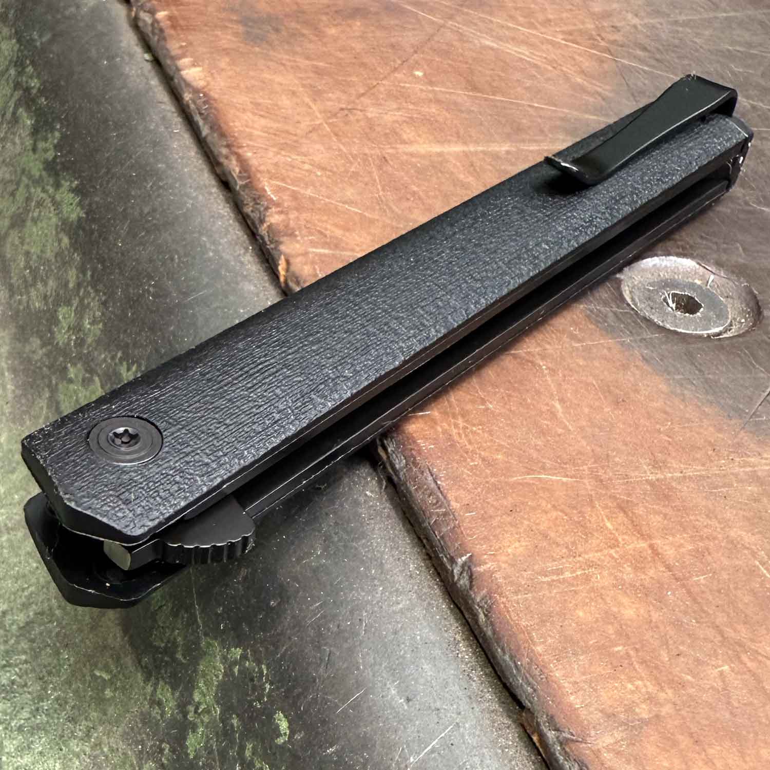 CRKT CEO Black – Schlankes EDC Taschenmesser mit AUS-8 Klinge und Tip-Down Clip – Detailansicht