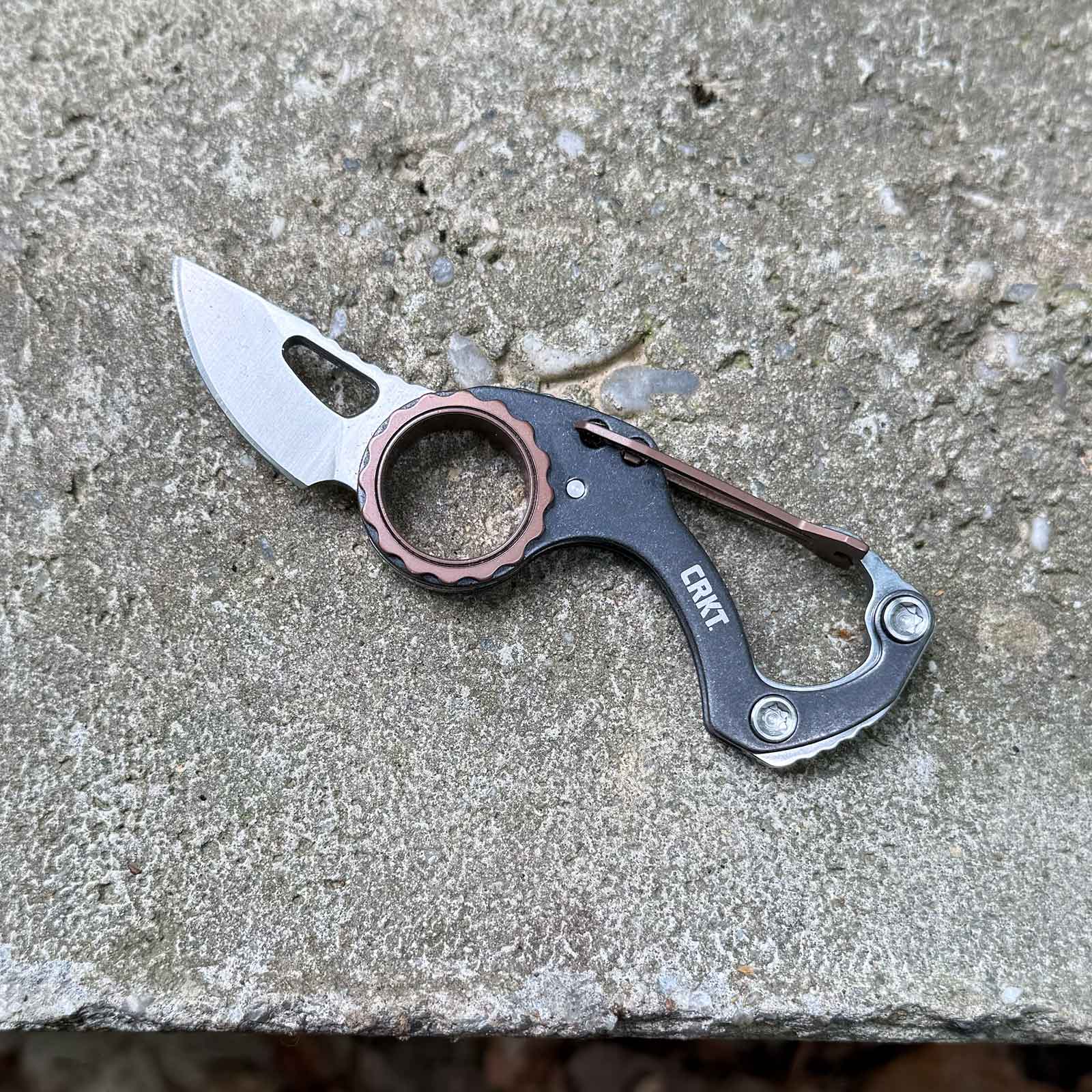 CRKT Compano – Mini-Taschenmesser mit Karabiner für den Schlüsselbund – Messeransicht