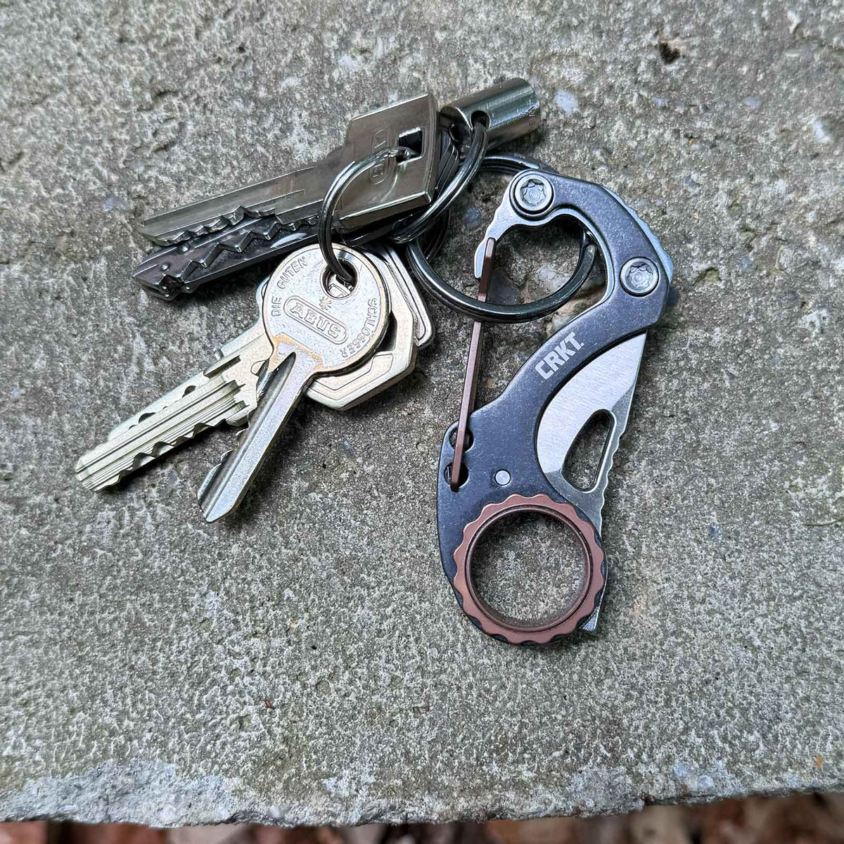 CRKT Compano – Mini-Taschenmesser mit Karabiner für den Schlüsselbund – Messeransicht