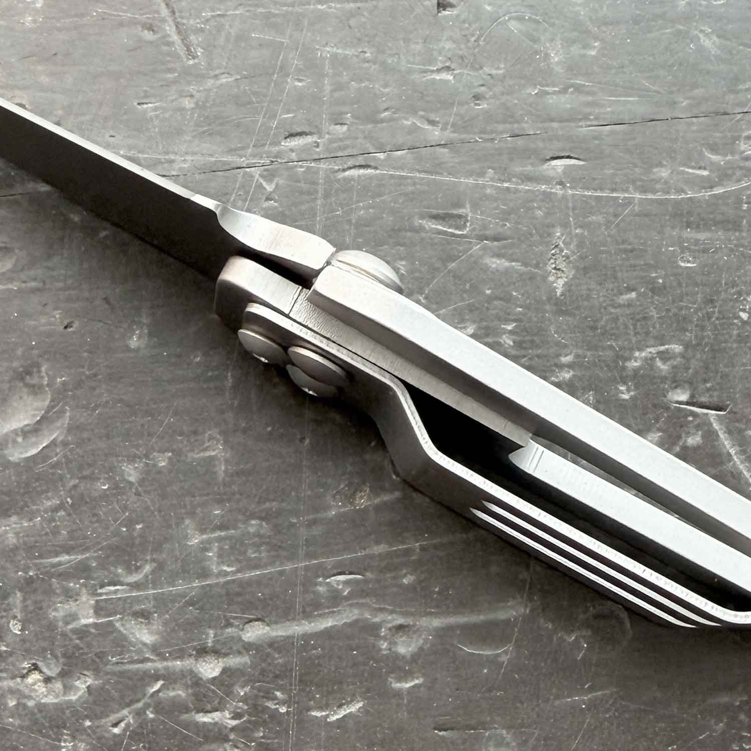 CRKT K.I.S.S. – Schlankes Taschenmesser mit Tanto-Klinge und Tip-Up Clip – Detailansicht