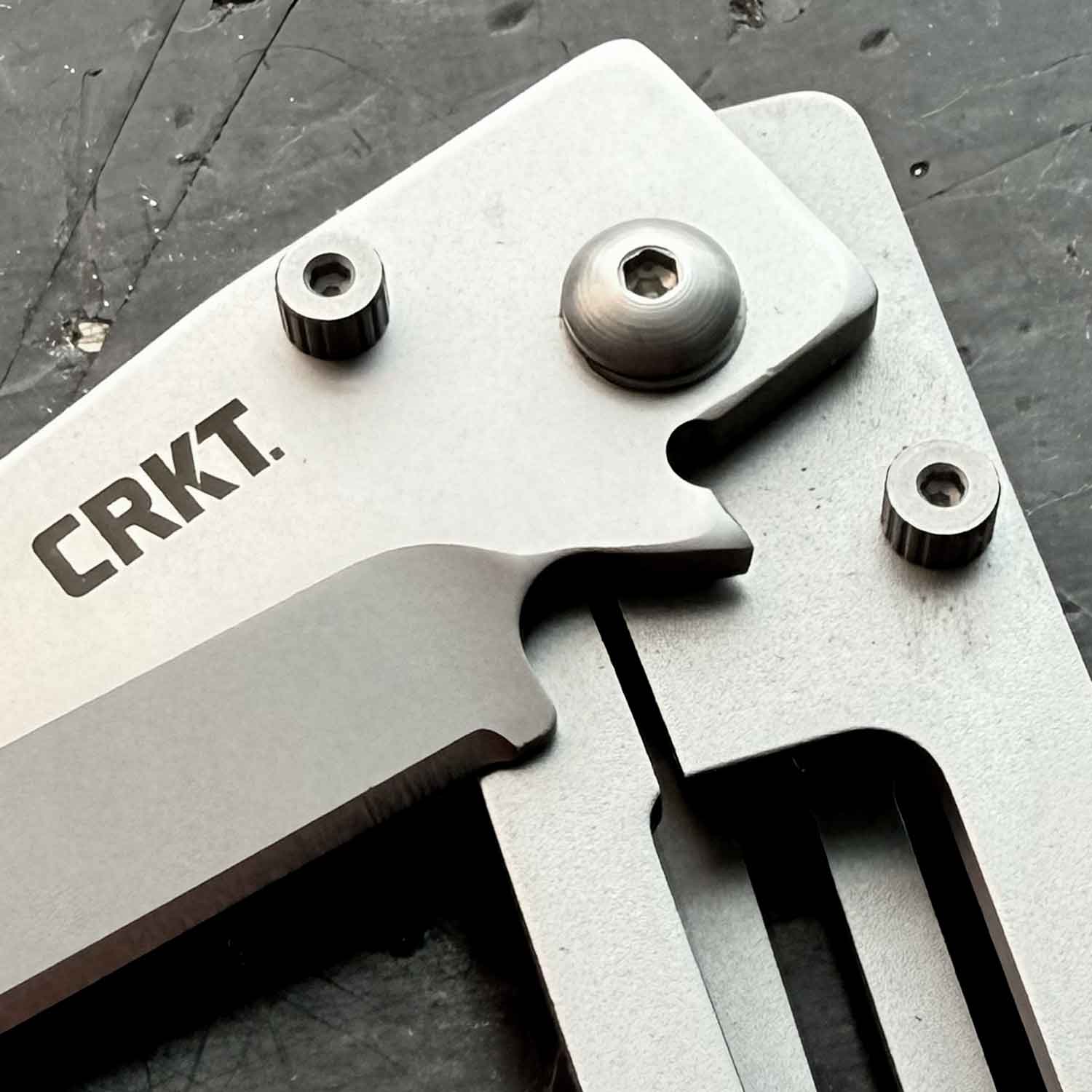 CRKT K.I.S.S. – Schlankes Taschenmesser mit Tanto-Klinge und Tip-Up Clip – Detailansicht